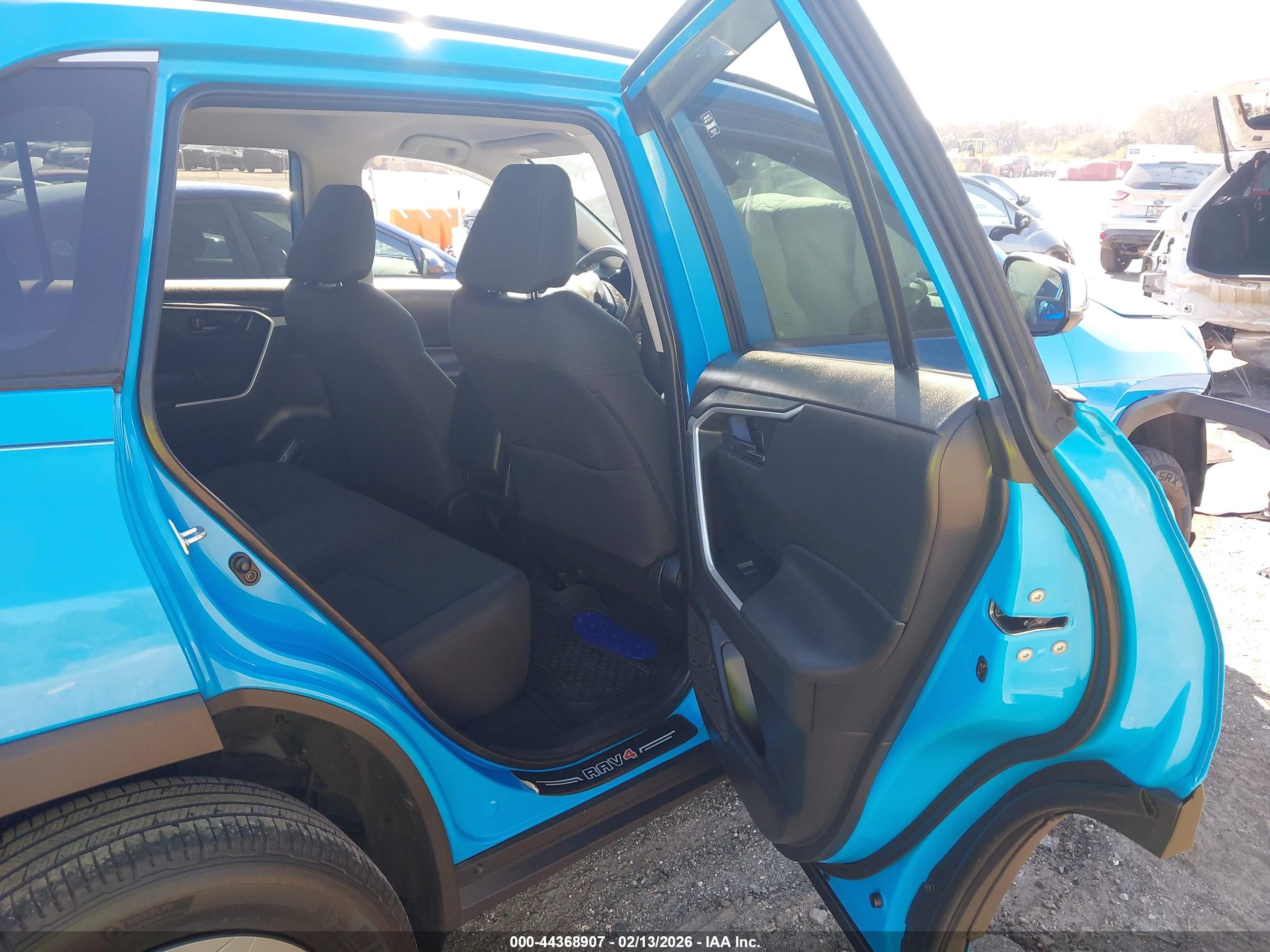 TOYOTA RAV4 image 8