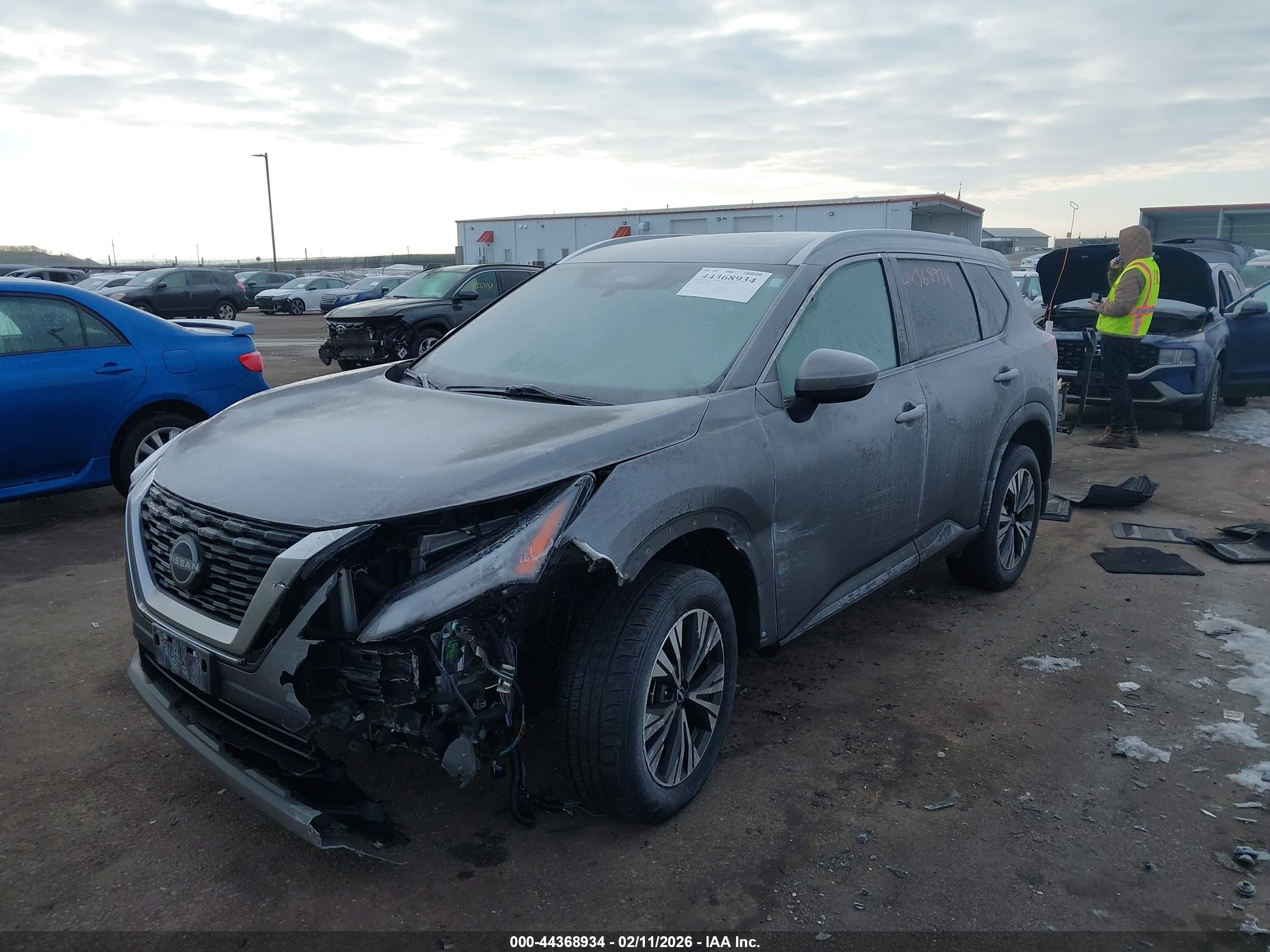 NISSAN ROGUE image 2