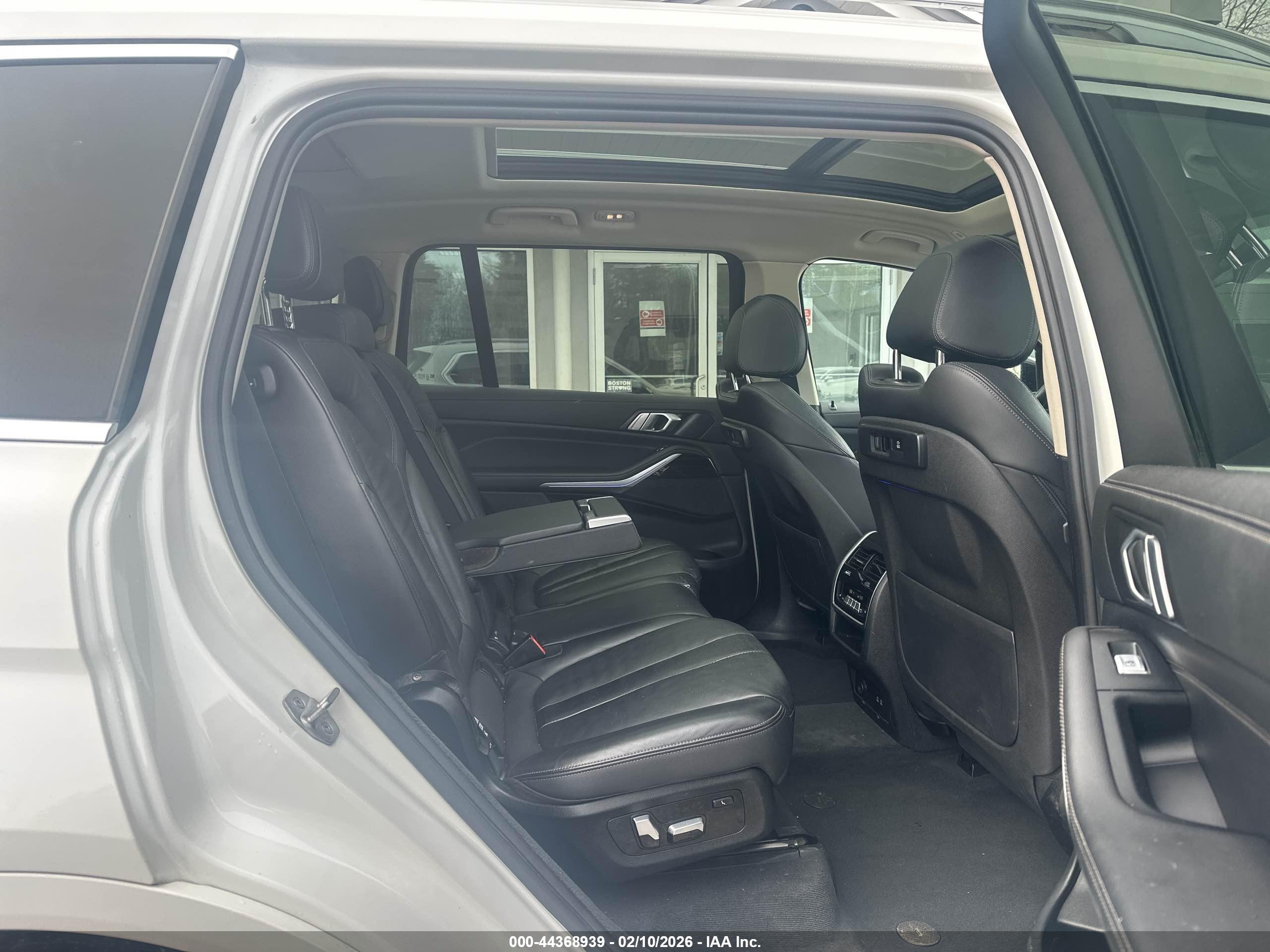BMW X7 image 8