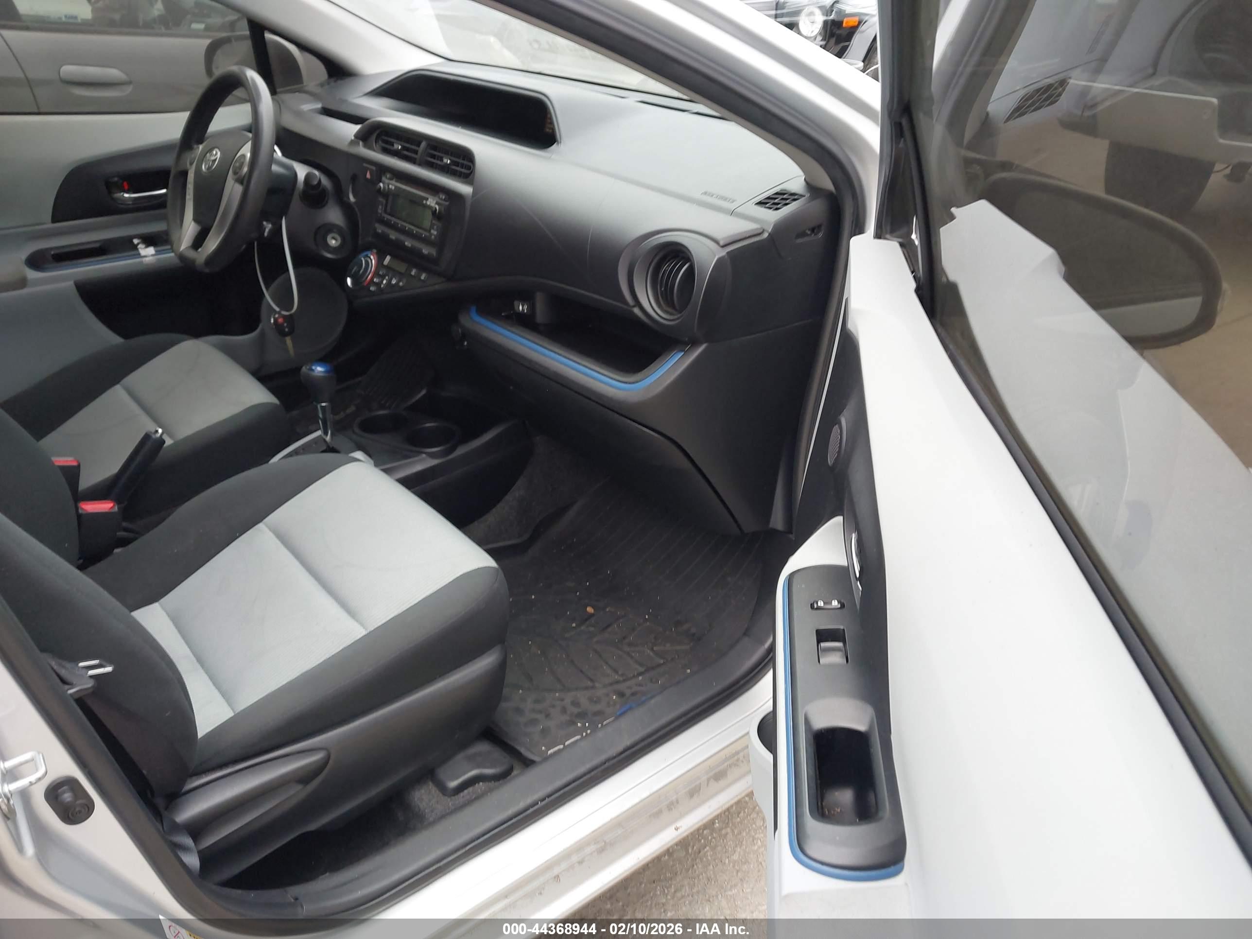 TOYOTA PRIUS image 5