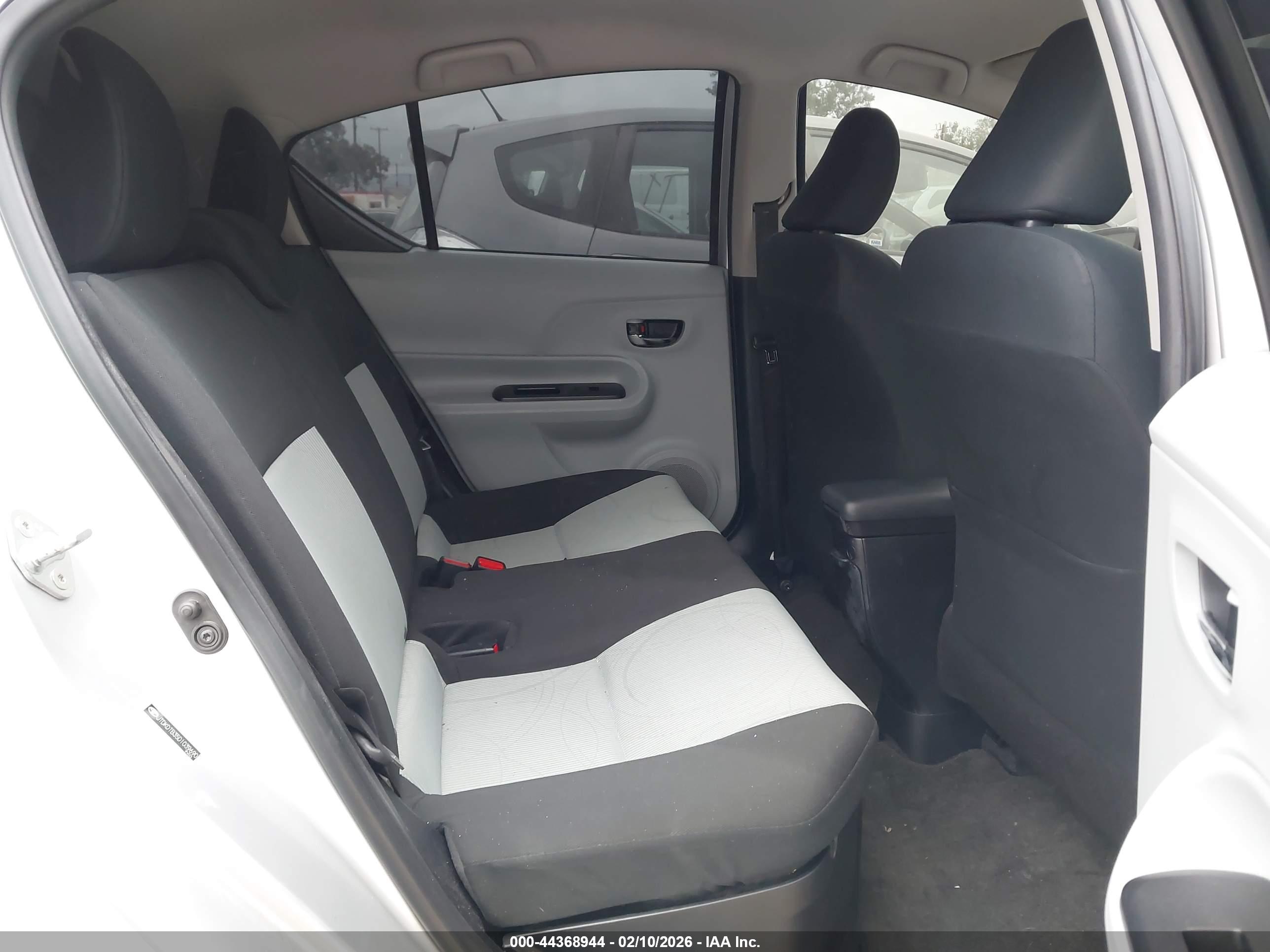 TOYOTA PRIUS image 8