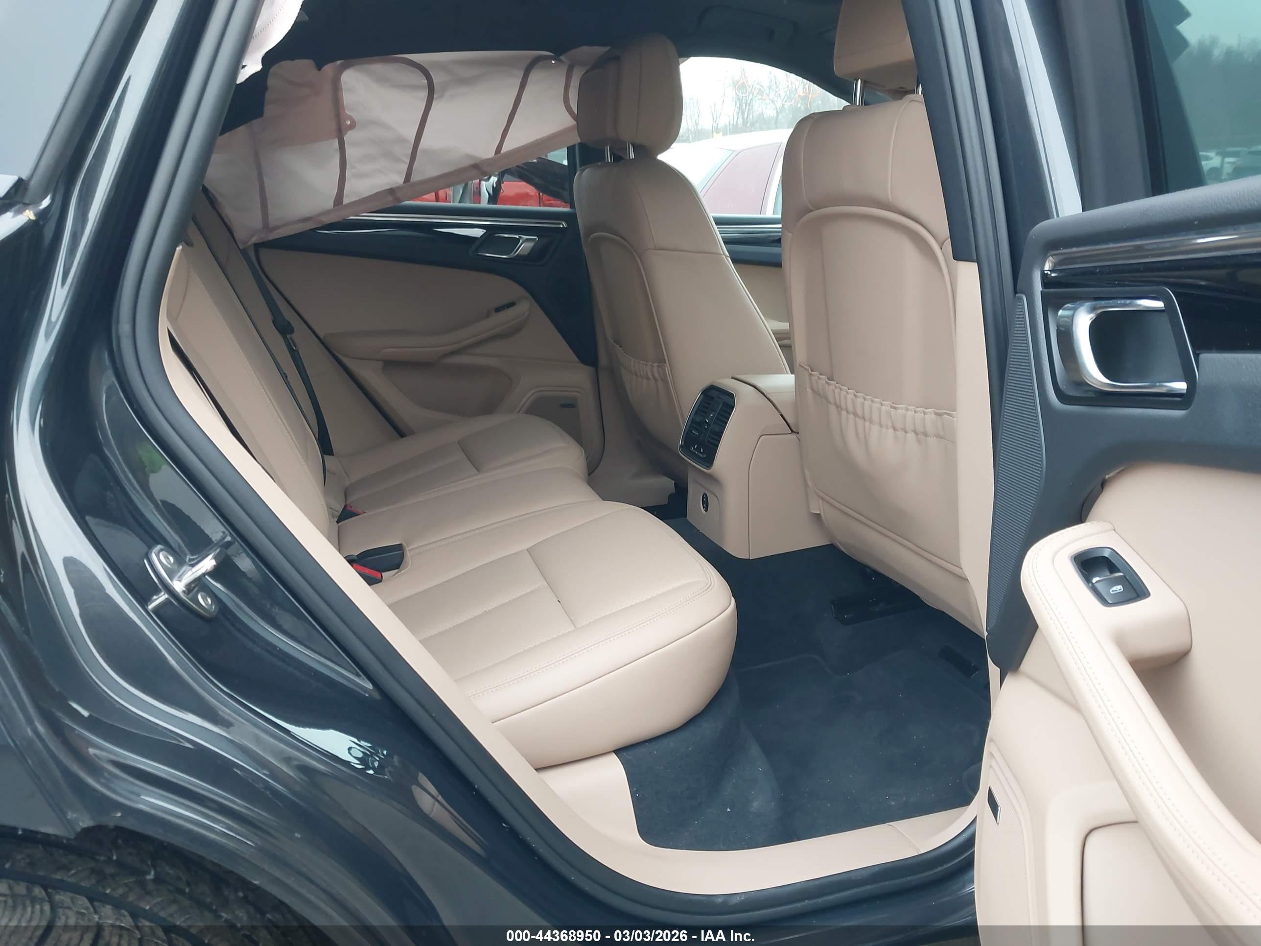 PORSCHE MACAN image 8