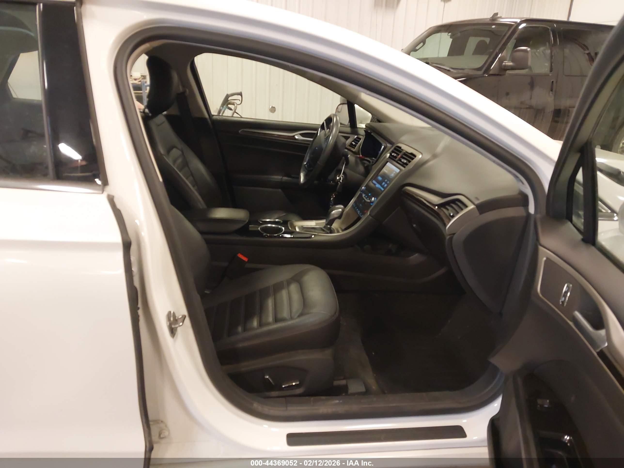 FORD FUSION image 5