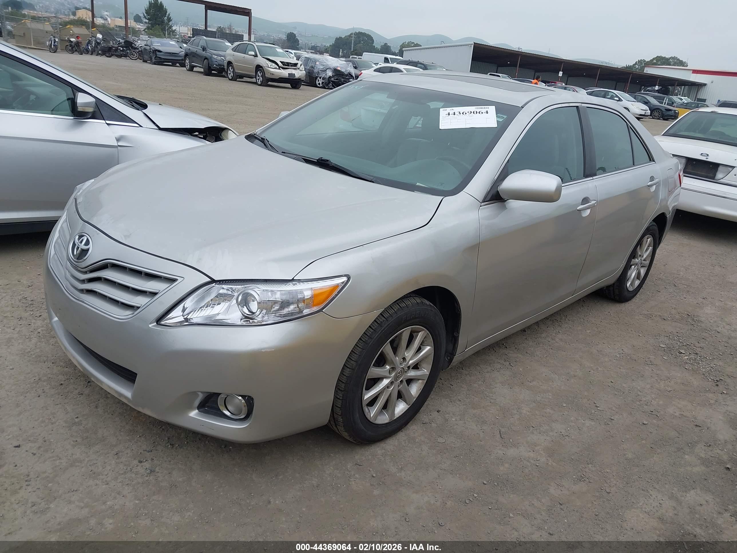 TOYOTA CAMRY image 2