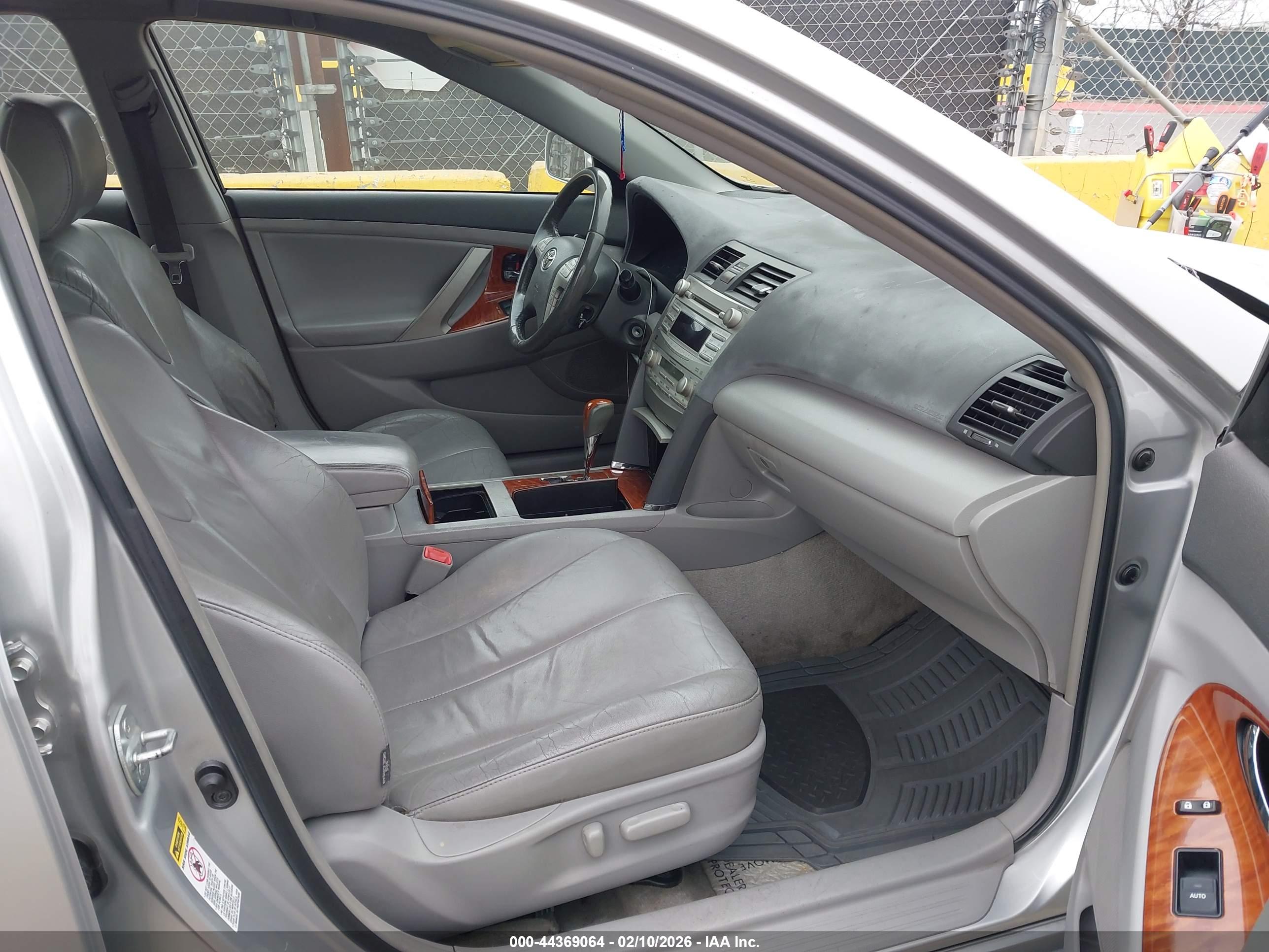 TOYOTA CAMRY image 5