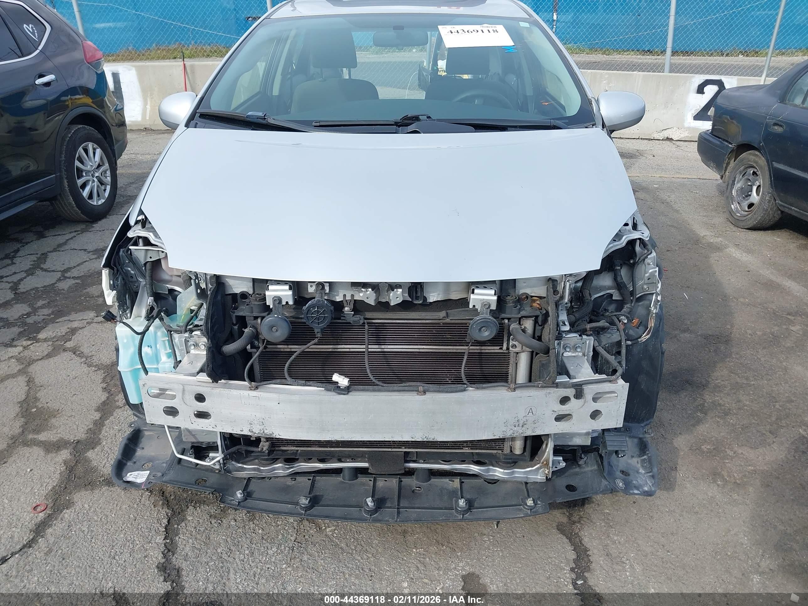 TOYOTA PRIUS image 6