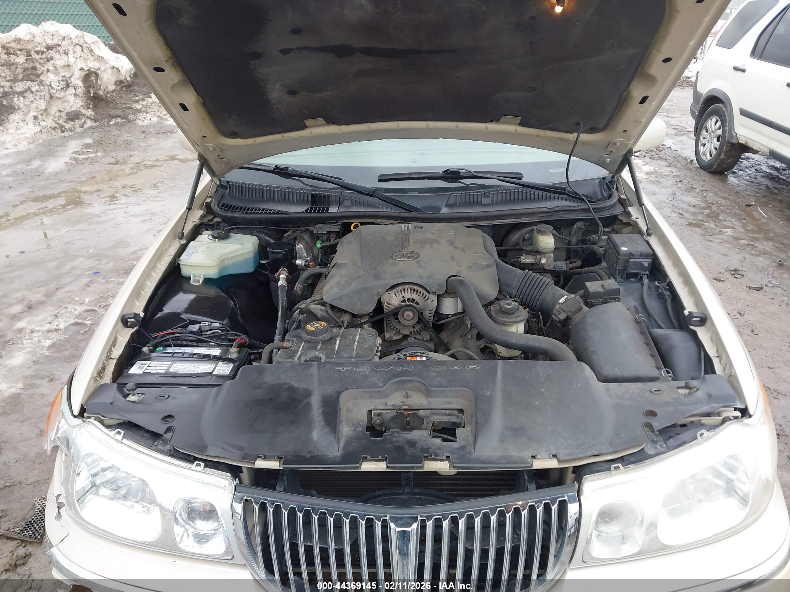LINCOLN TOWN image 10