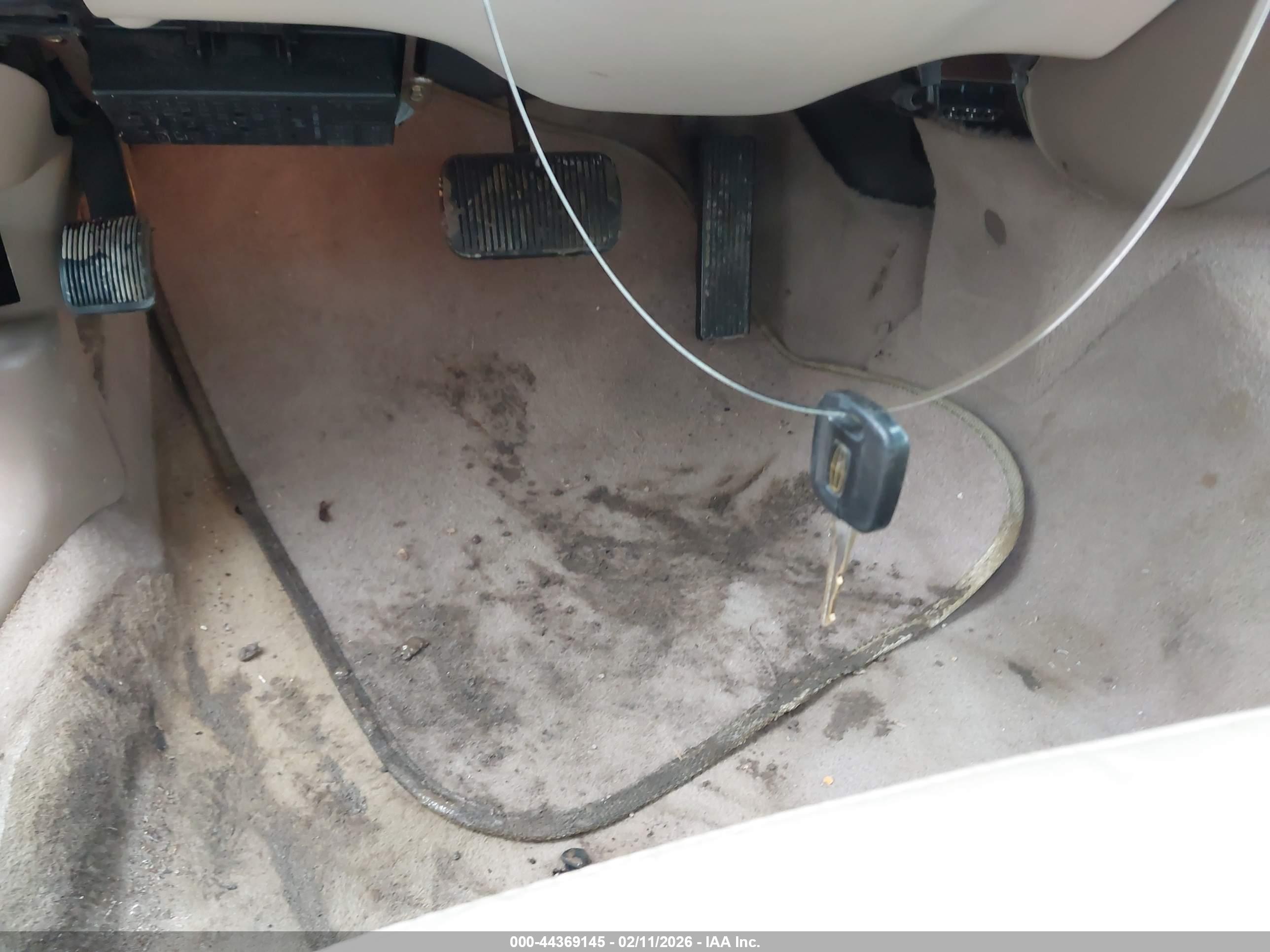 LINCOLN TOWN image 11