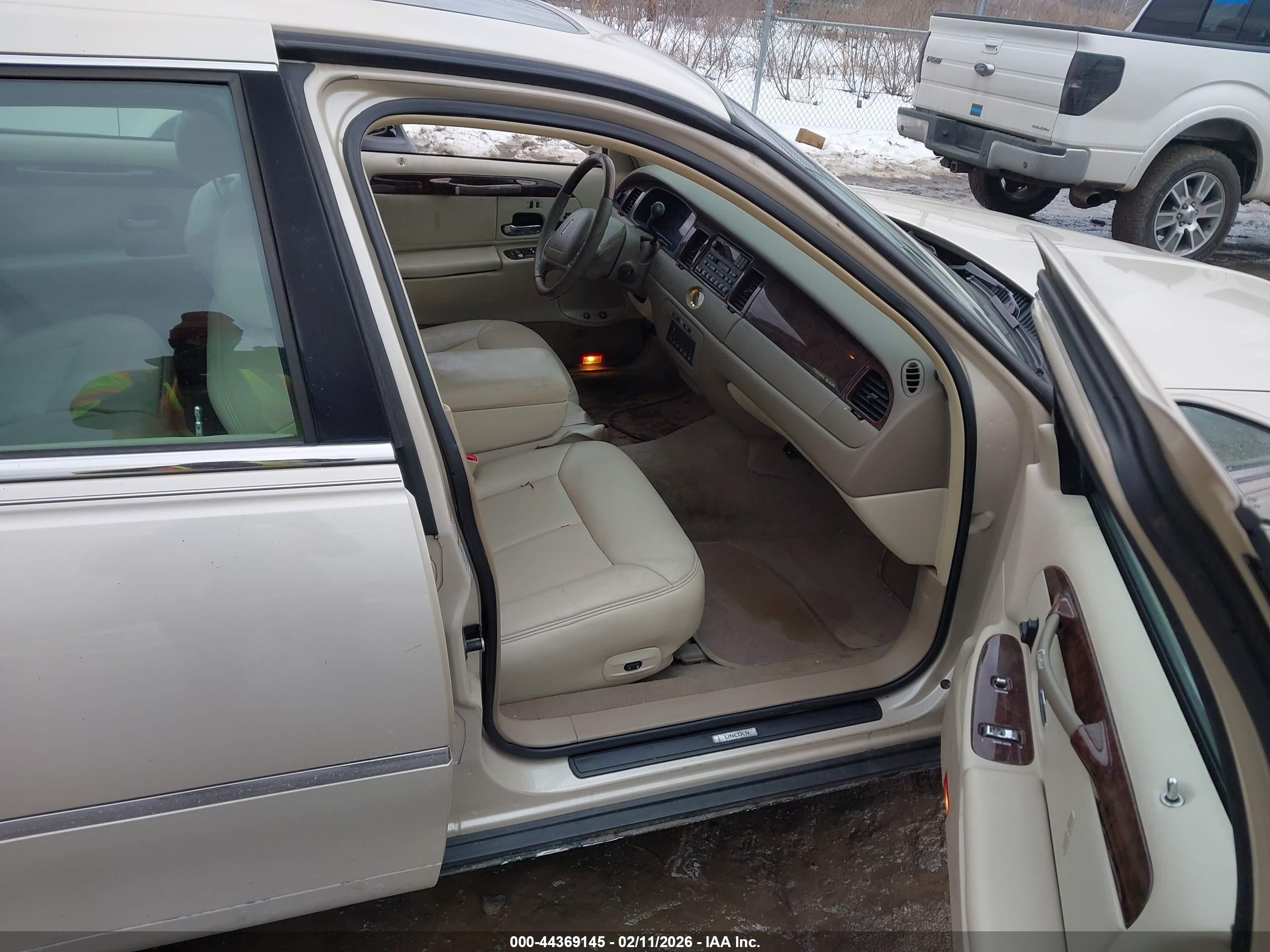 LINCOLN TOWN image 5