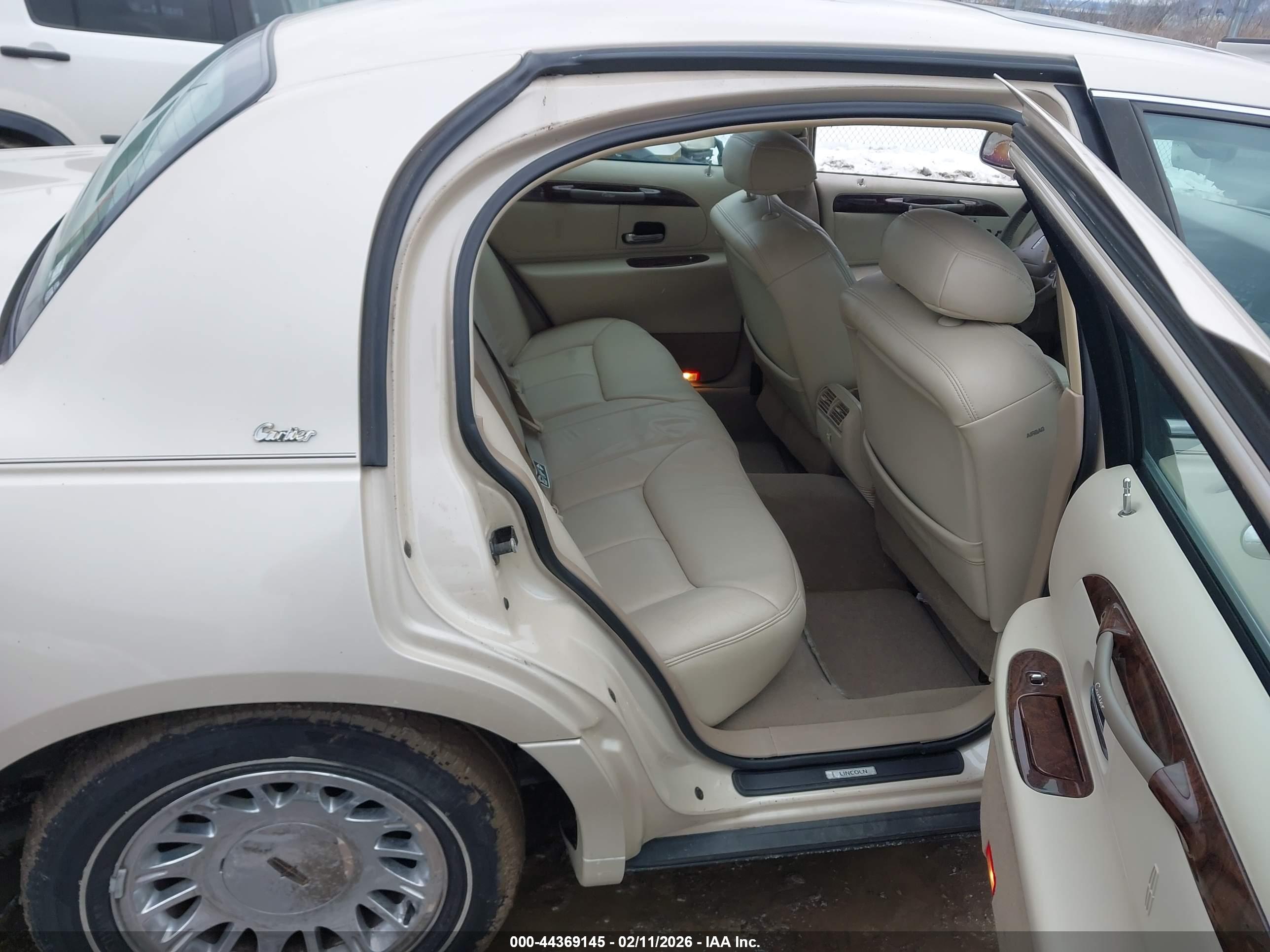 LINCOLN TOWN image 8