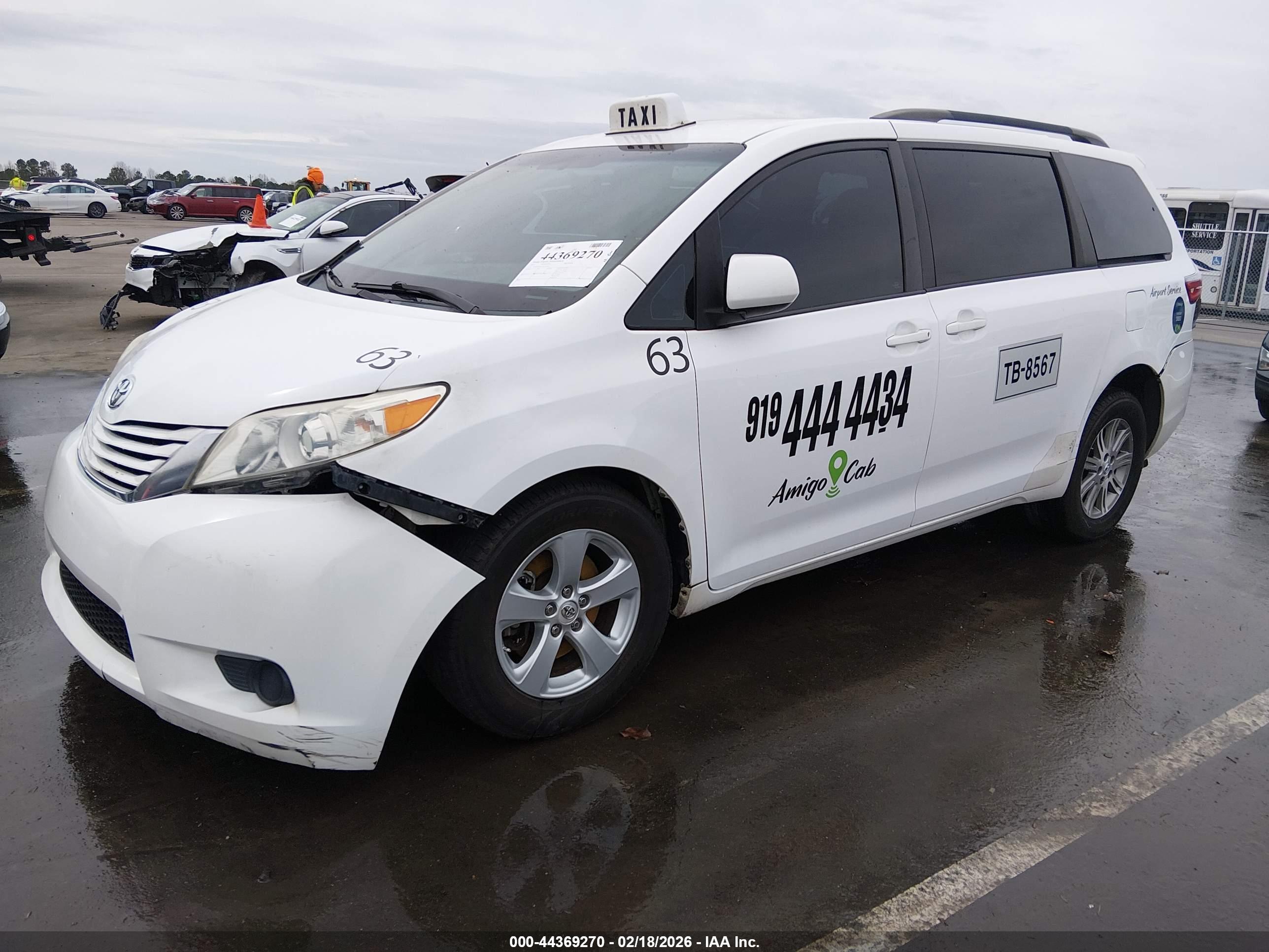 TOYOTA SIENNA image 2