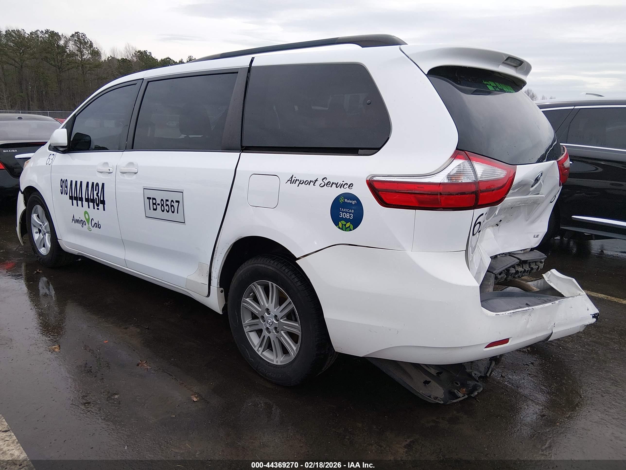 TOYOTA SIENNA image 3