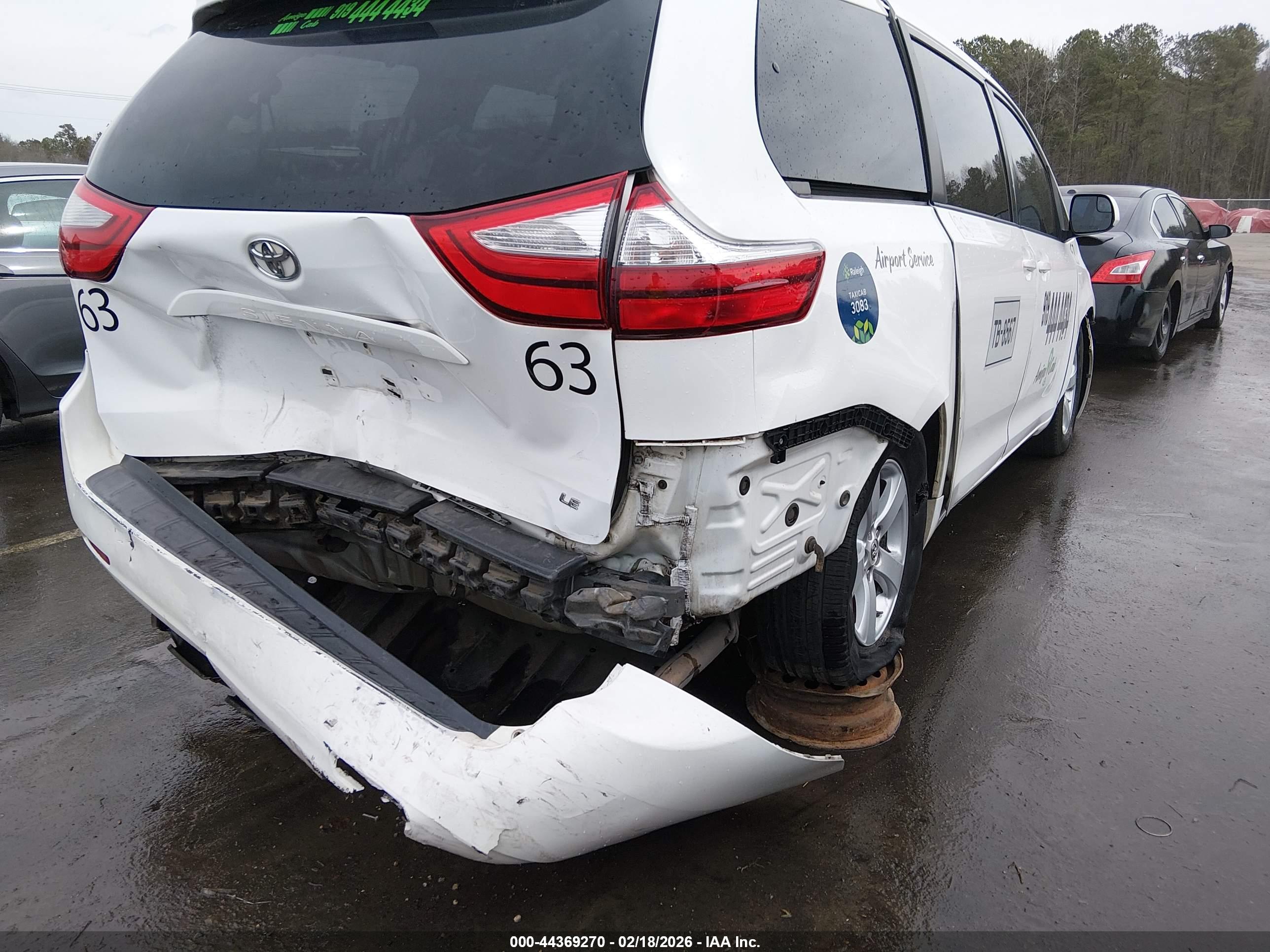 TOYOTA SIENNA image 6