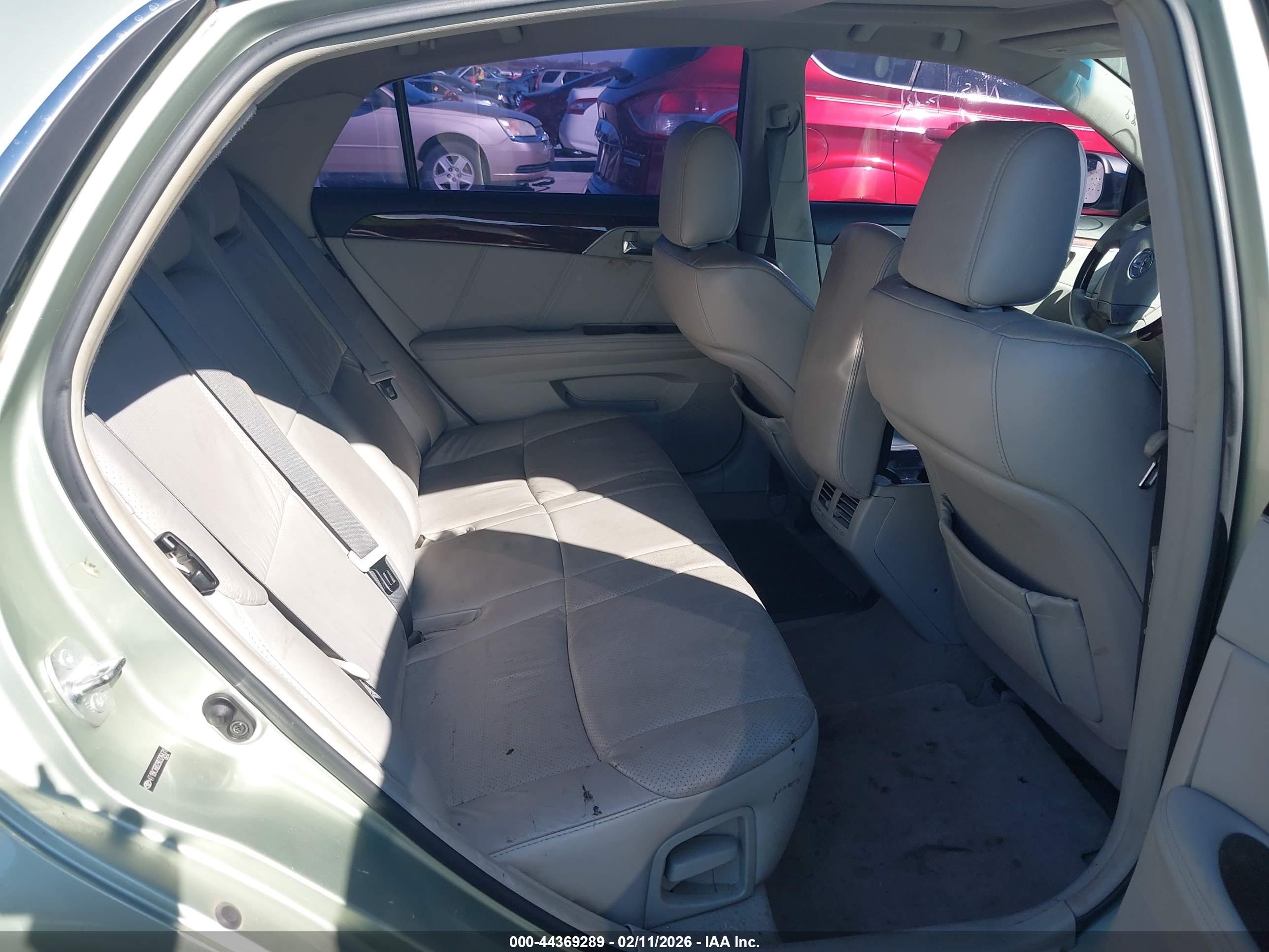 TOYOTA AVALON image 8