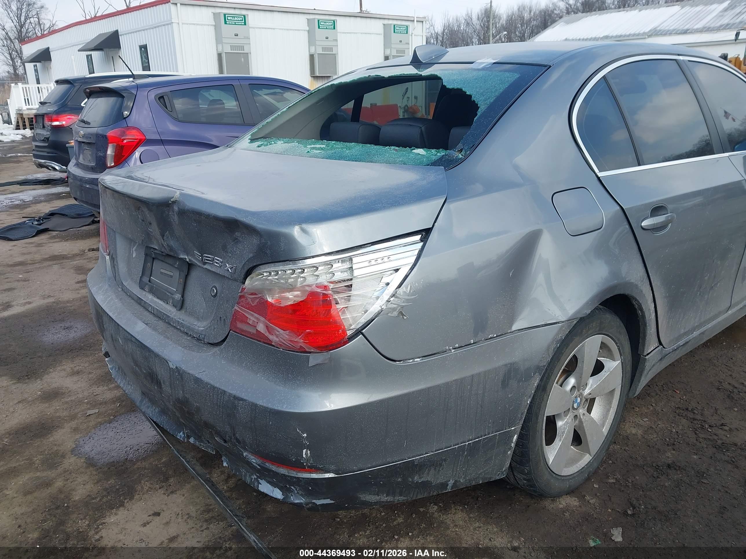 BMW 528XI image 6