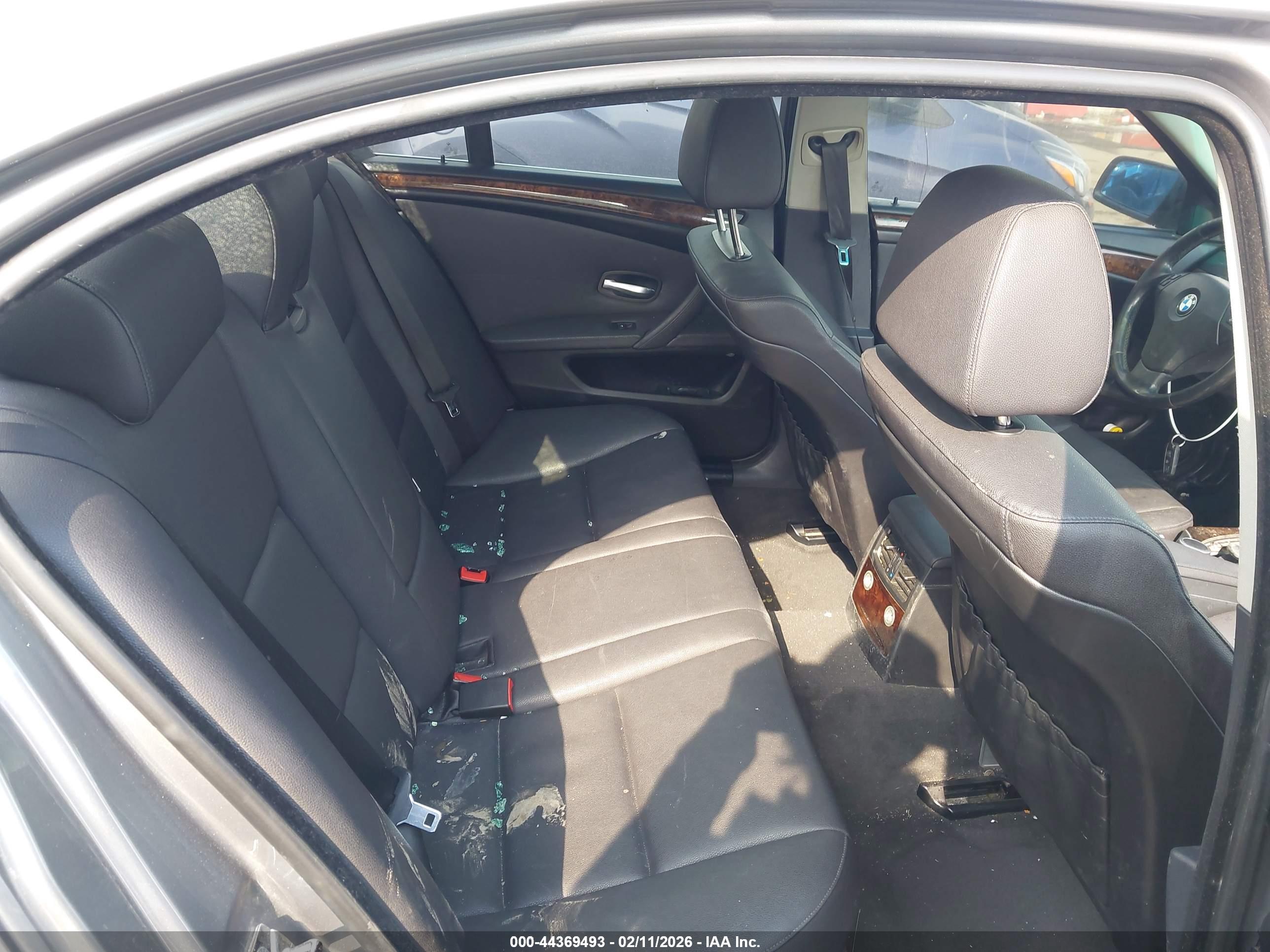 BMW 528XI image 8