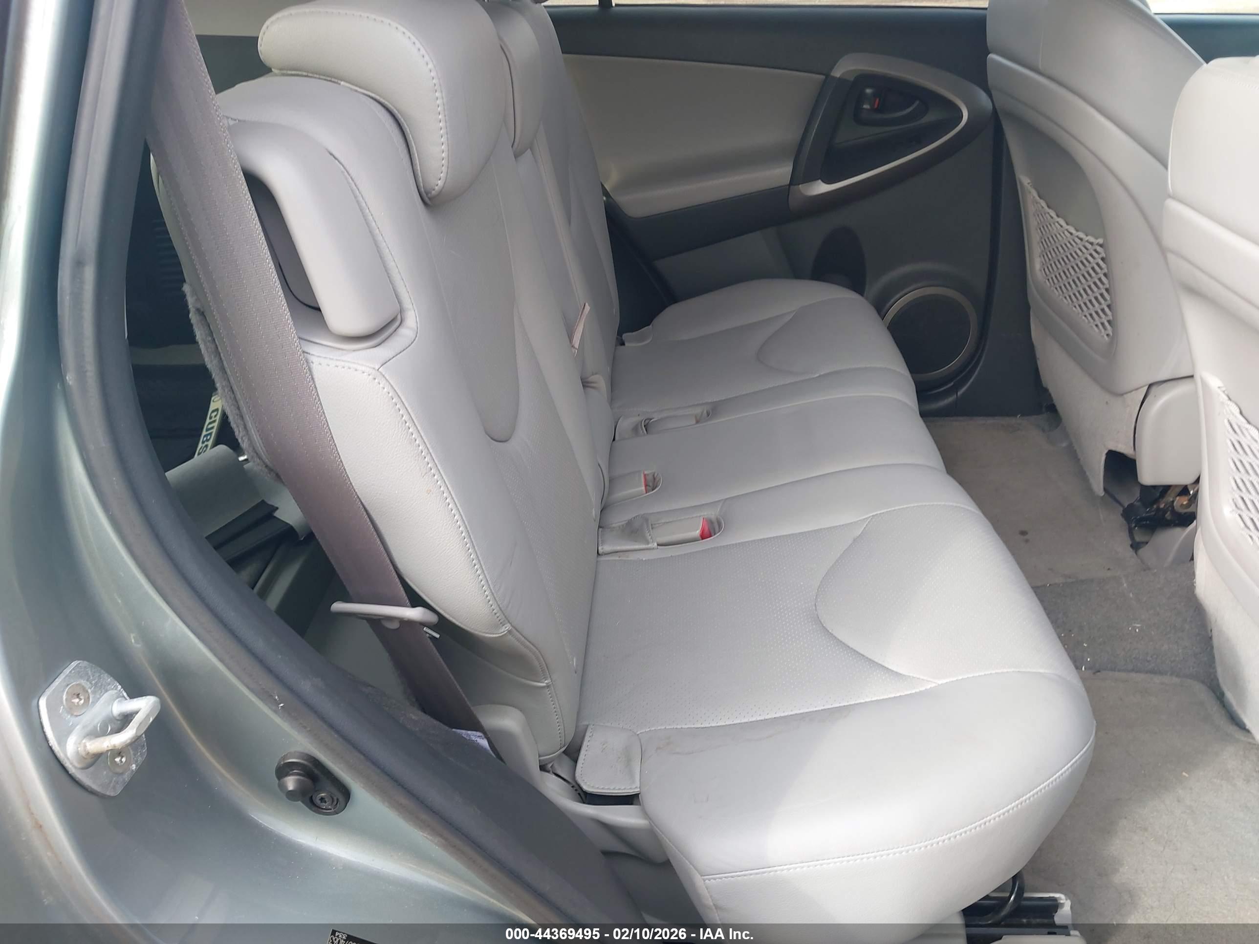 TOYOTA RAV4 image 8