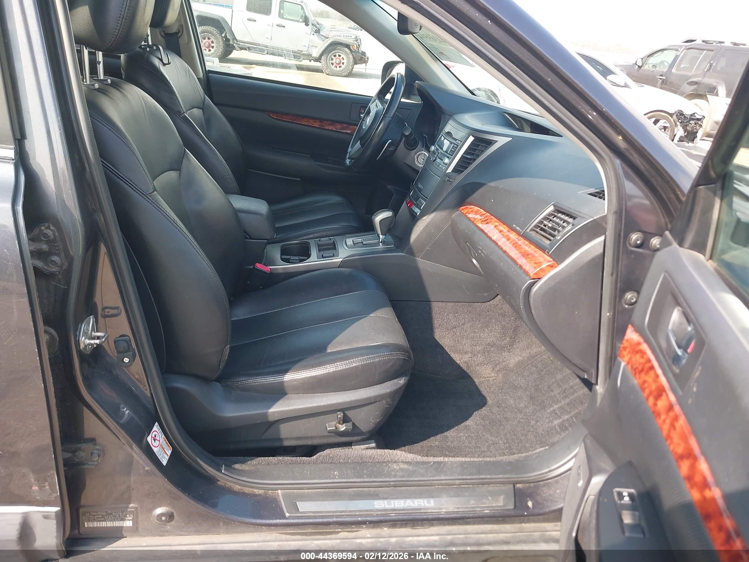 SUBARU OUTBACK image 5