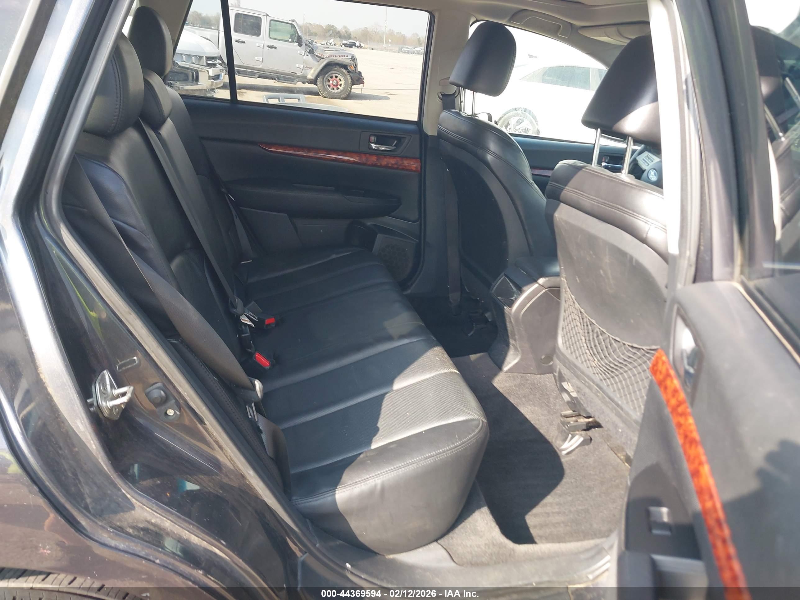 SUBARU OUTBACK image 8