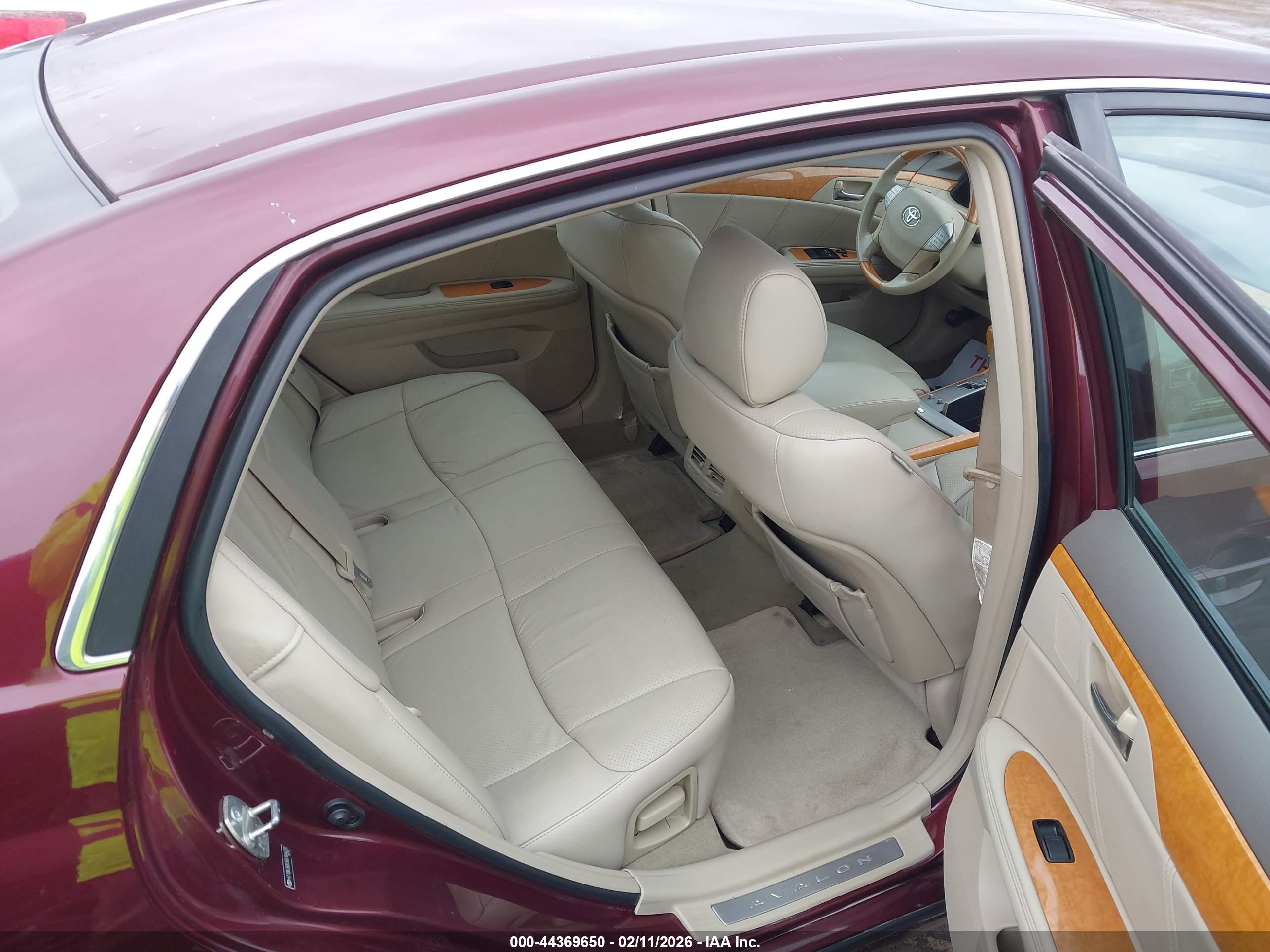 TOYOTA AVALON image 8