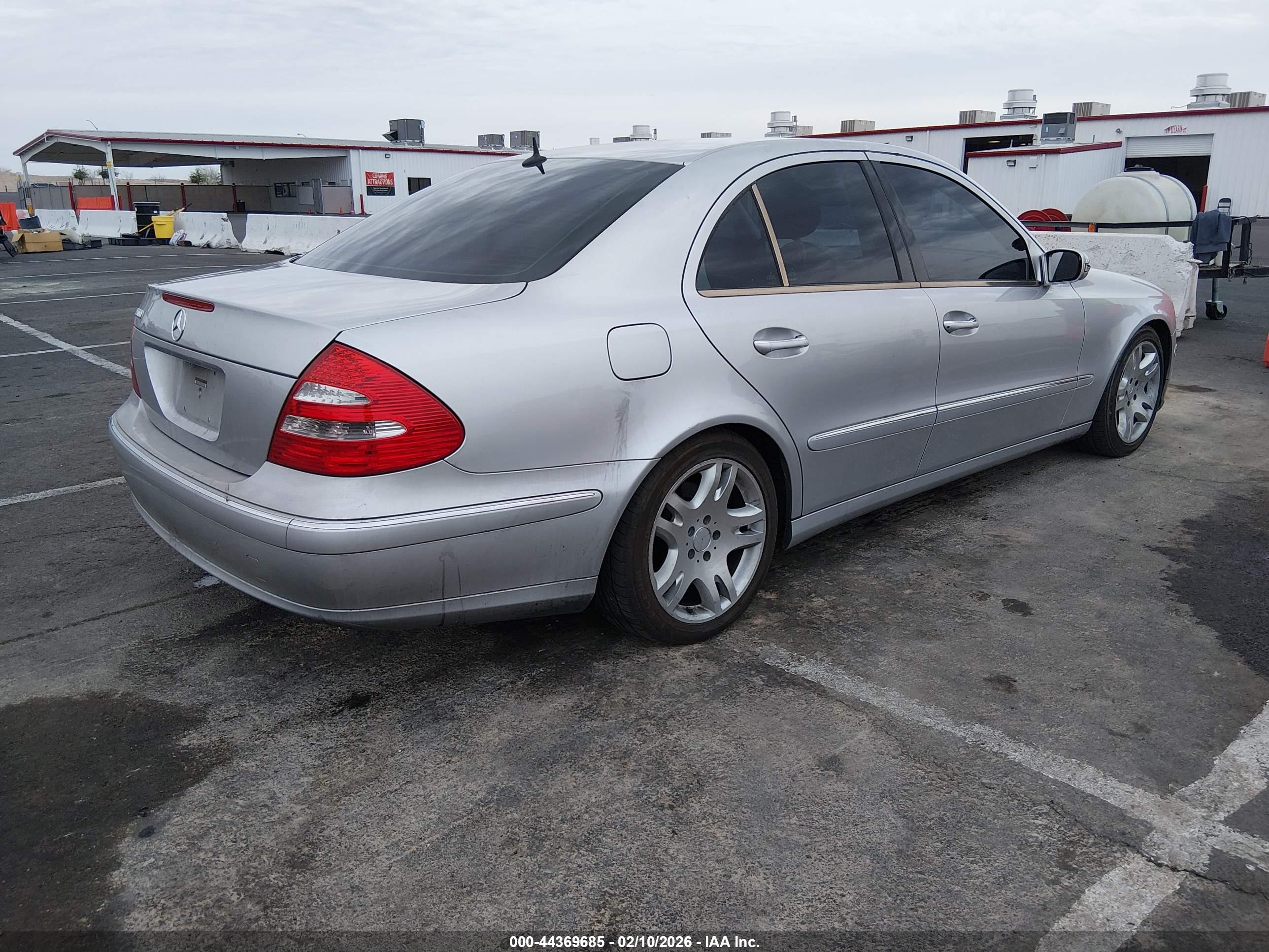 MERCEDES-BENZ E image 4