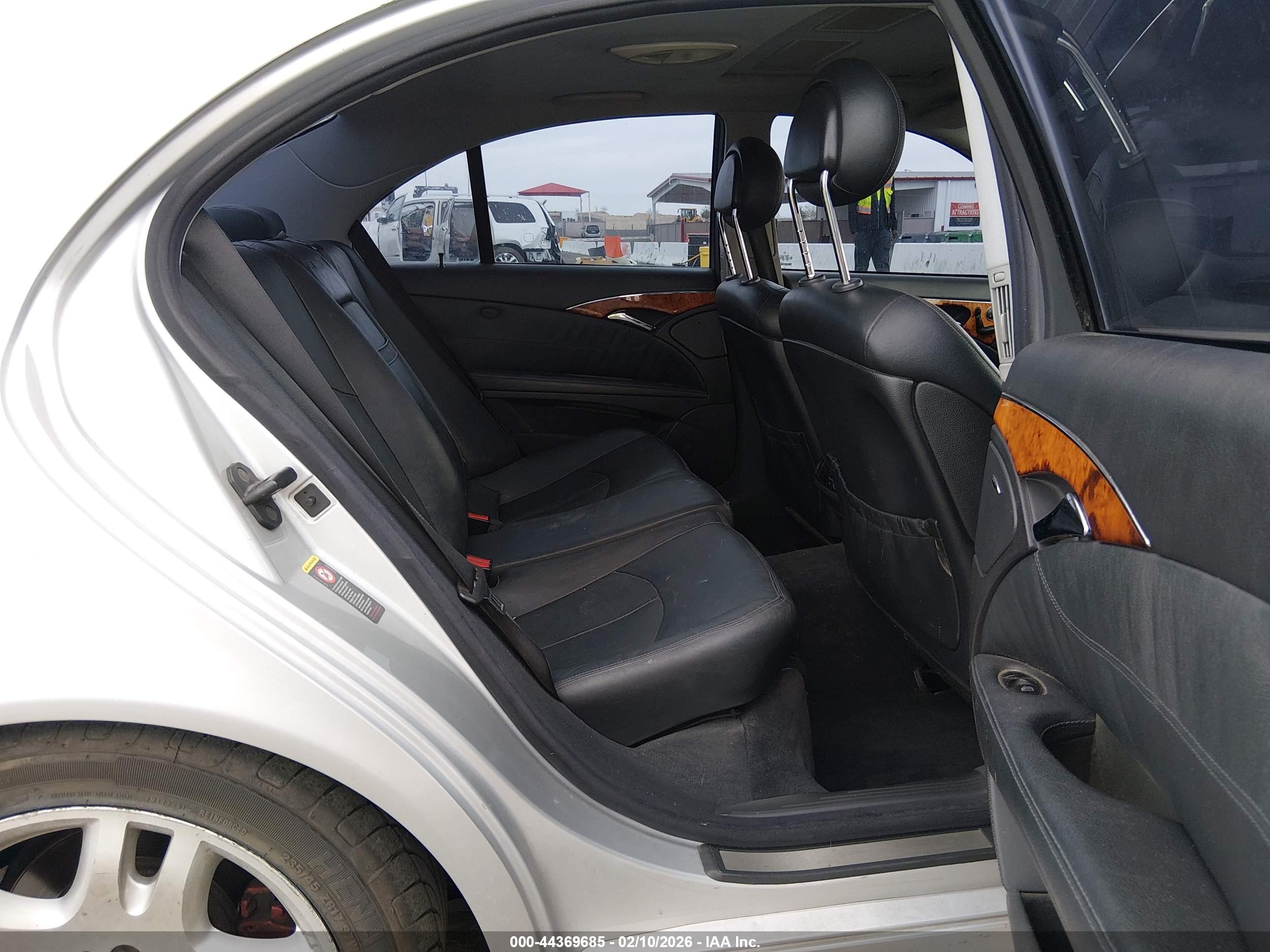 MERCEDES-BENZ E image 8