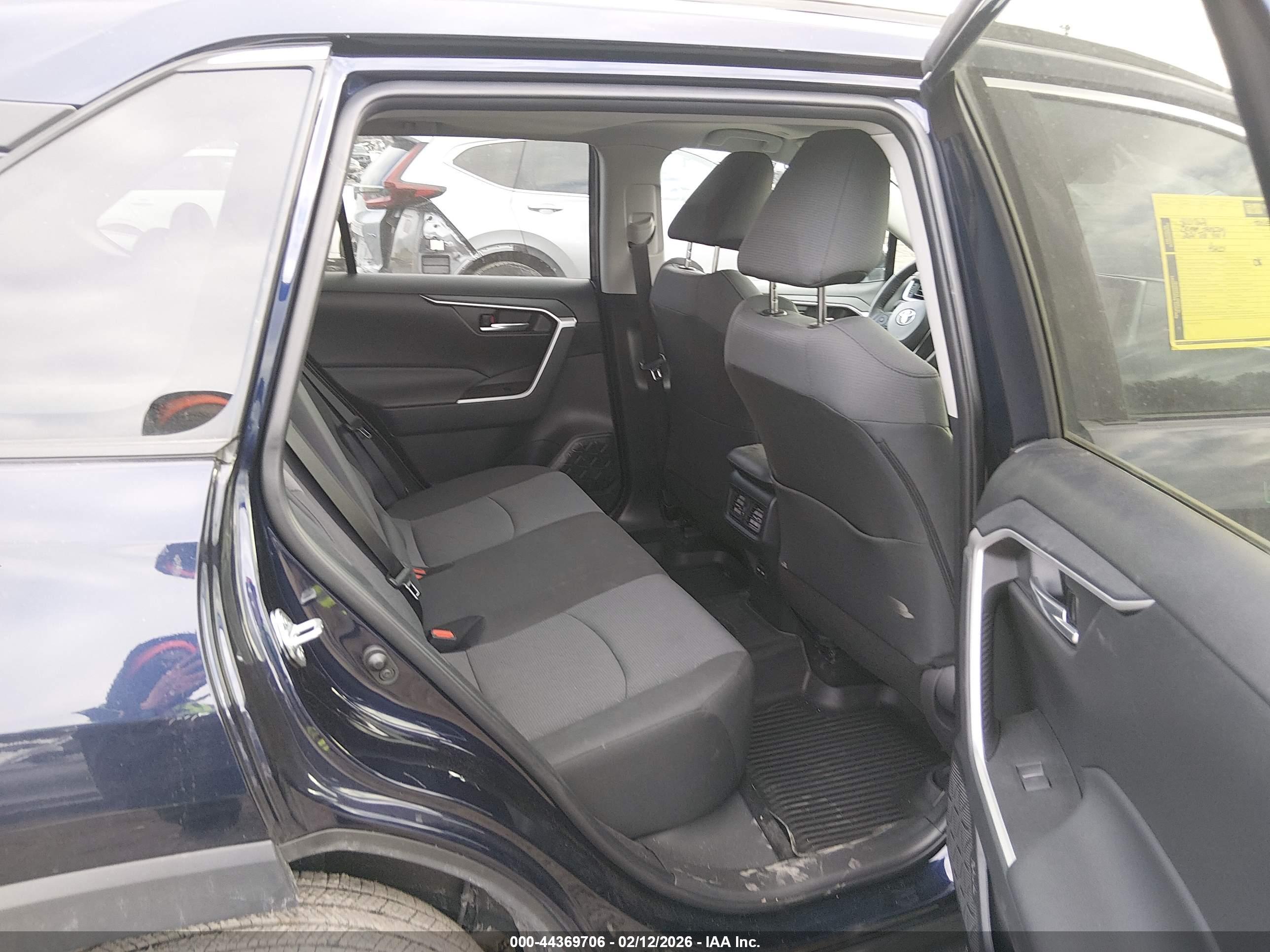 TOYOTA RAV4 image 8