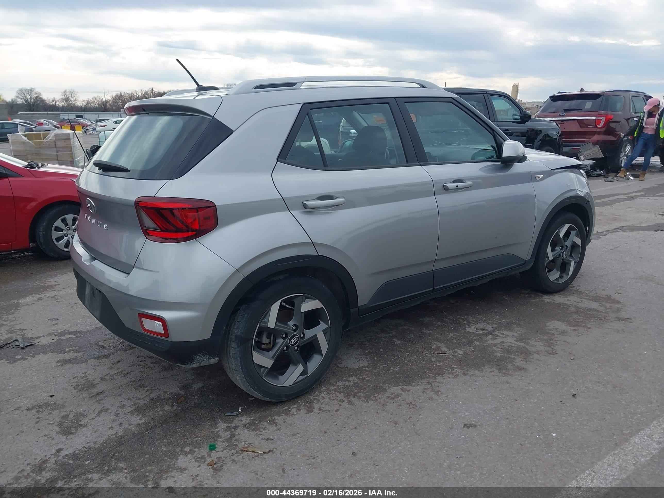 HYUNDAI VENUE image 4