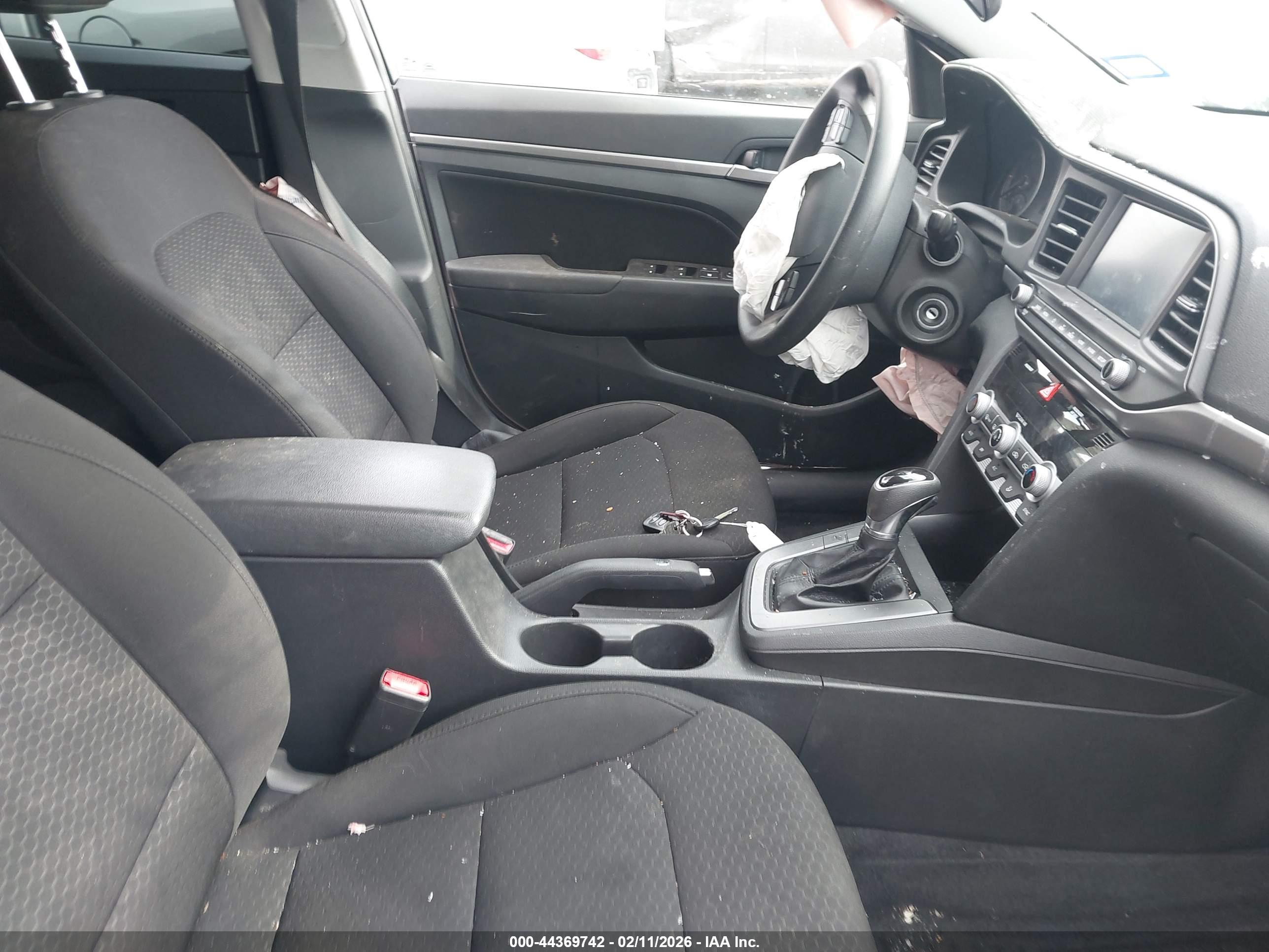 HYUNDAI ELANTRA image 5