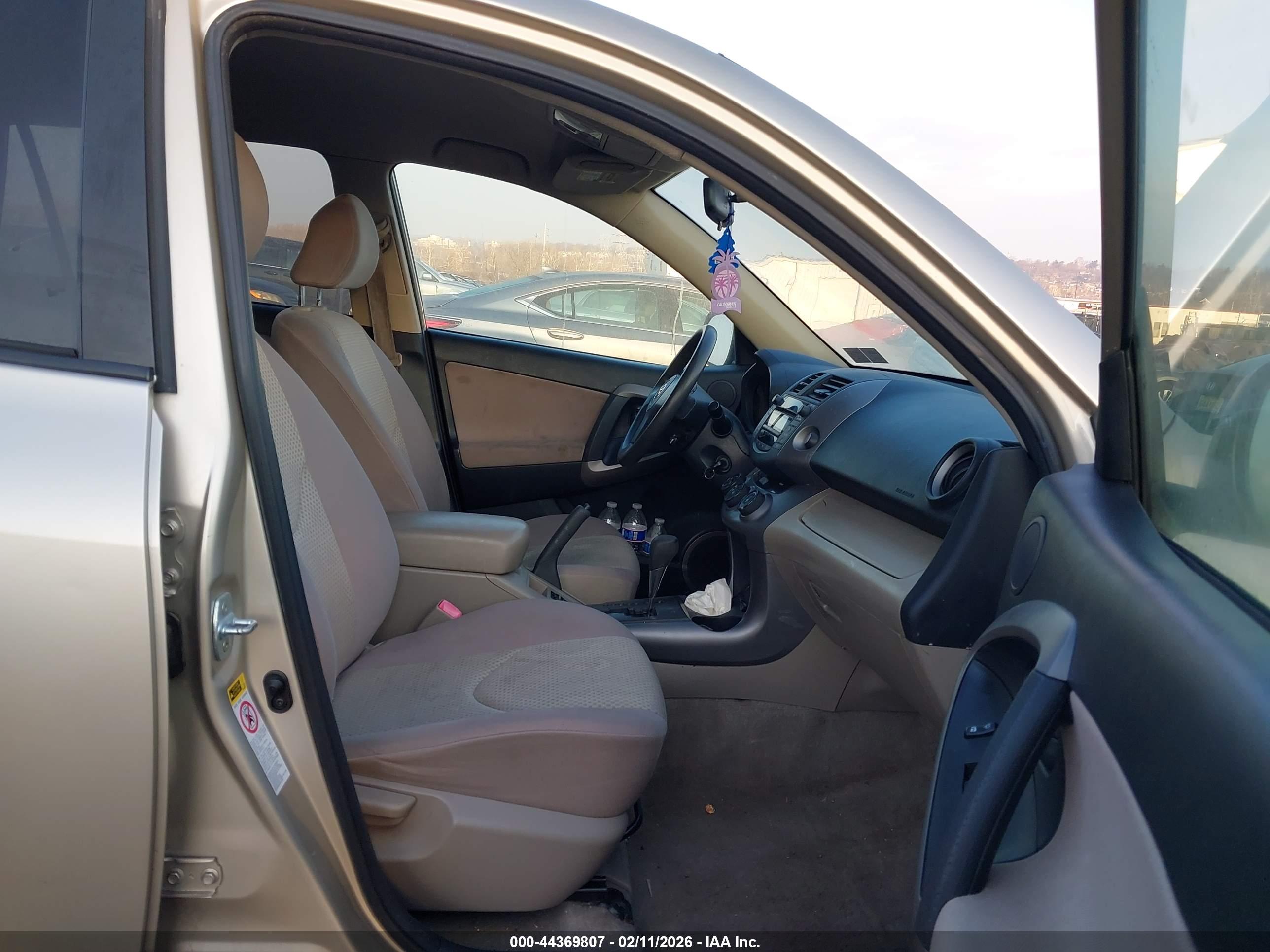TOYOTA RAV4 image 5