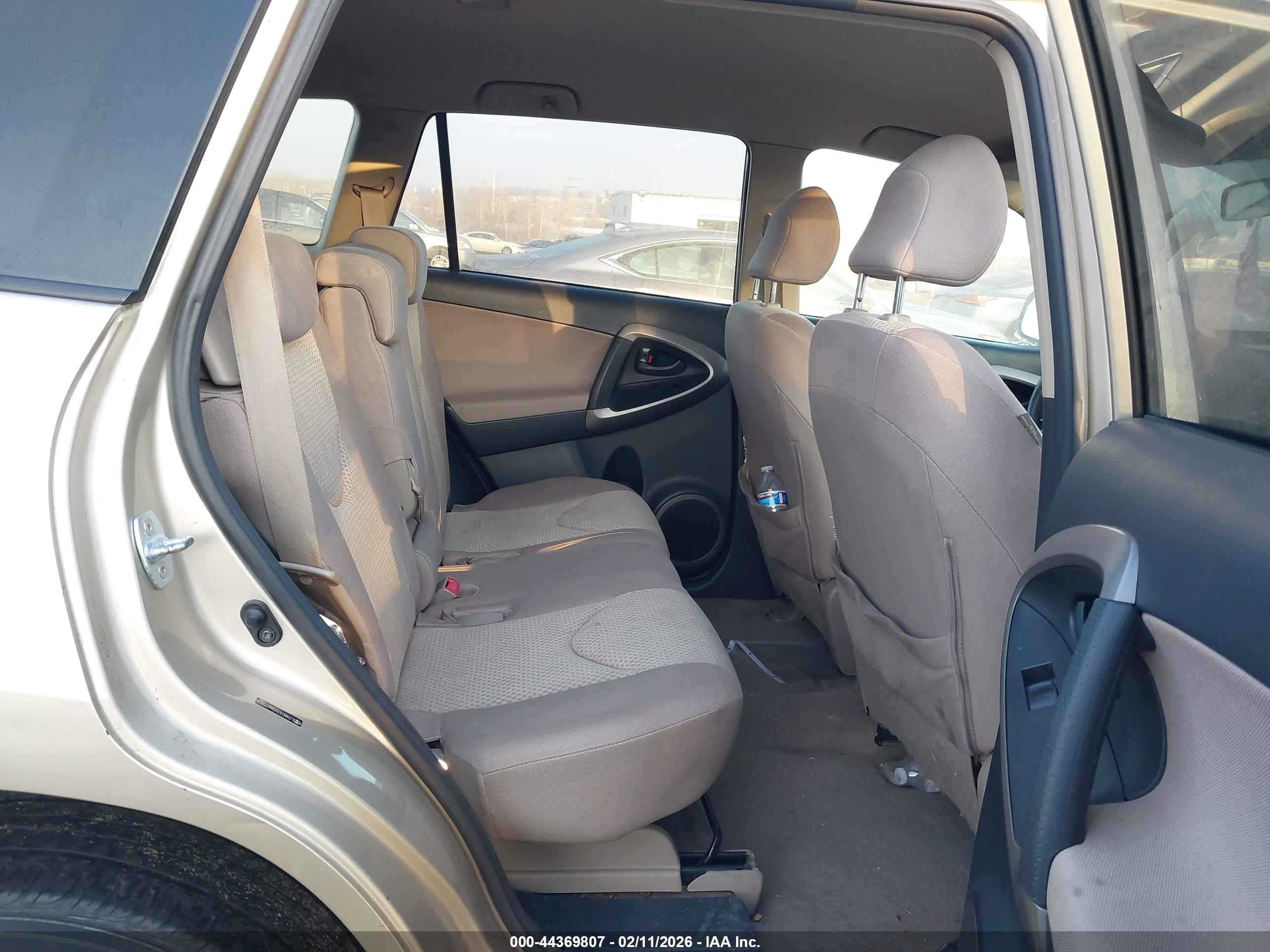 TOYOTA RAV4 image 8