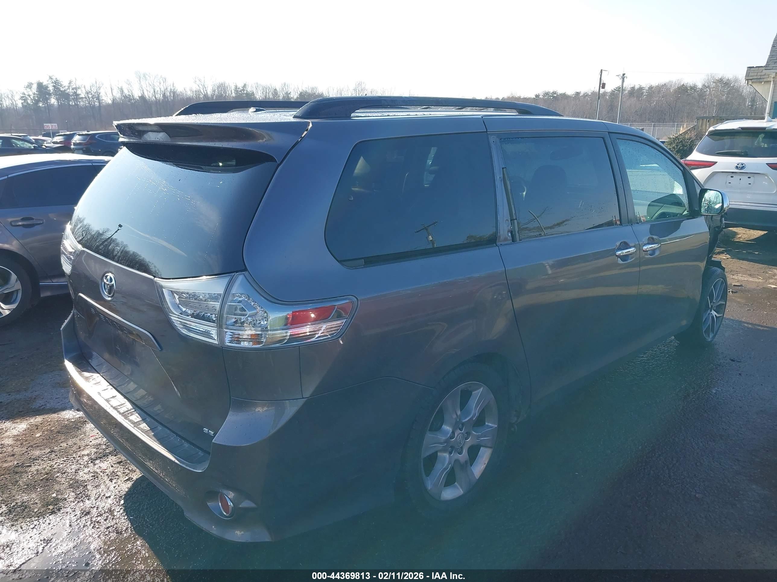 TOYOTA SIENNA image 4