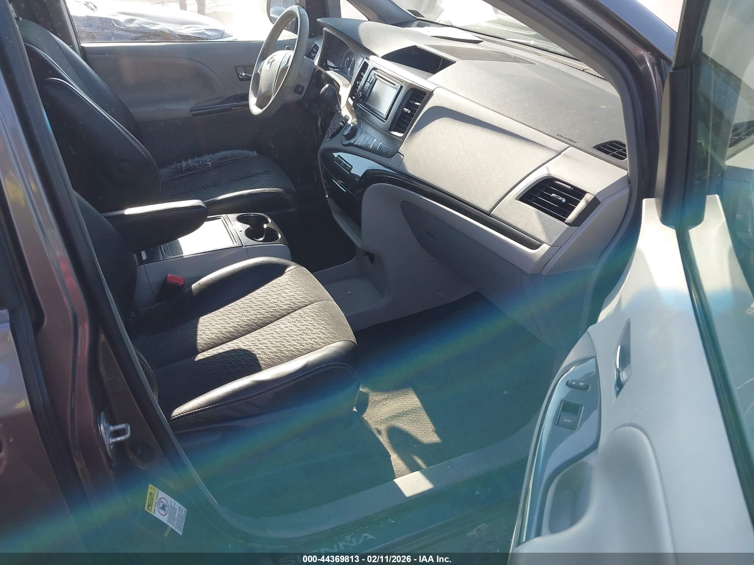 TOYOTA SIENNA image 5