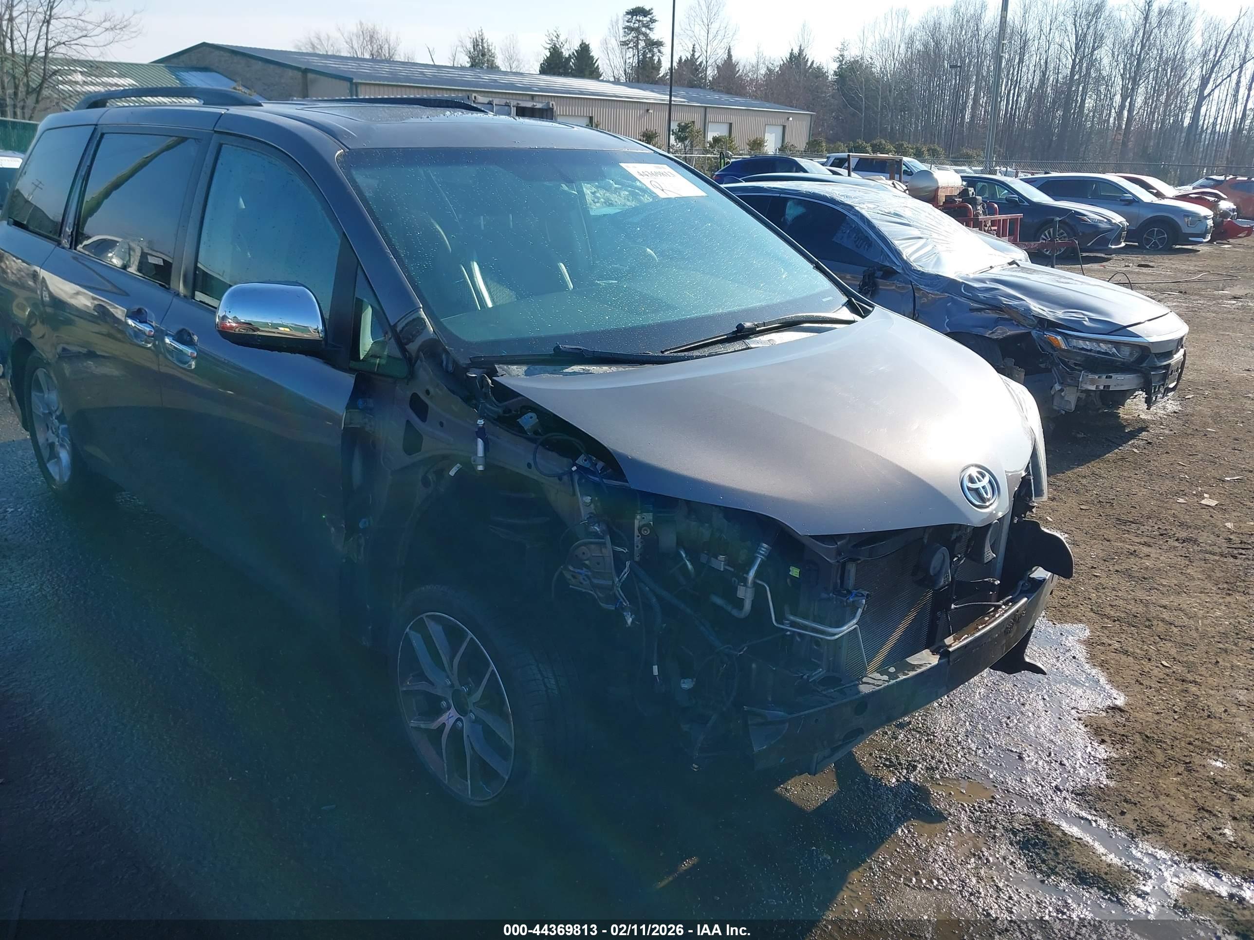 TOYOTA SIENNA image 6
