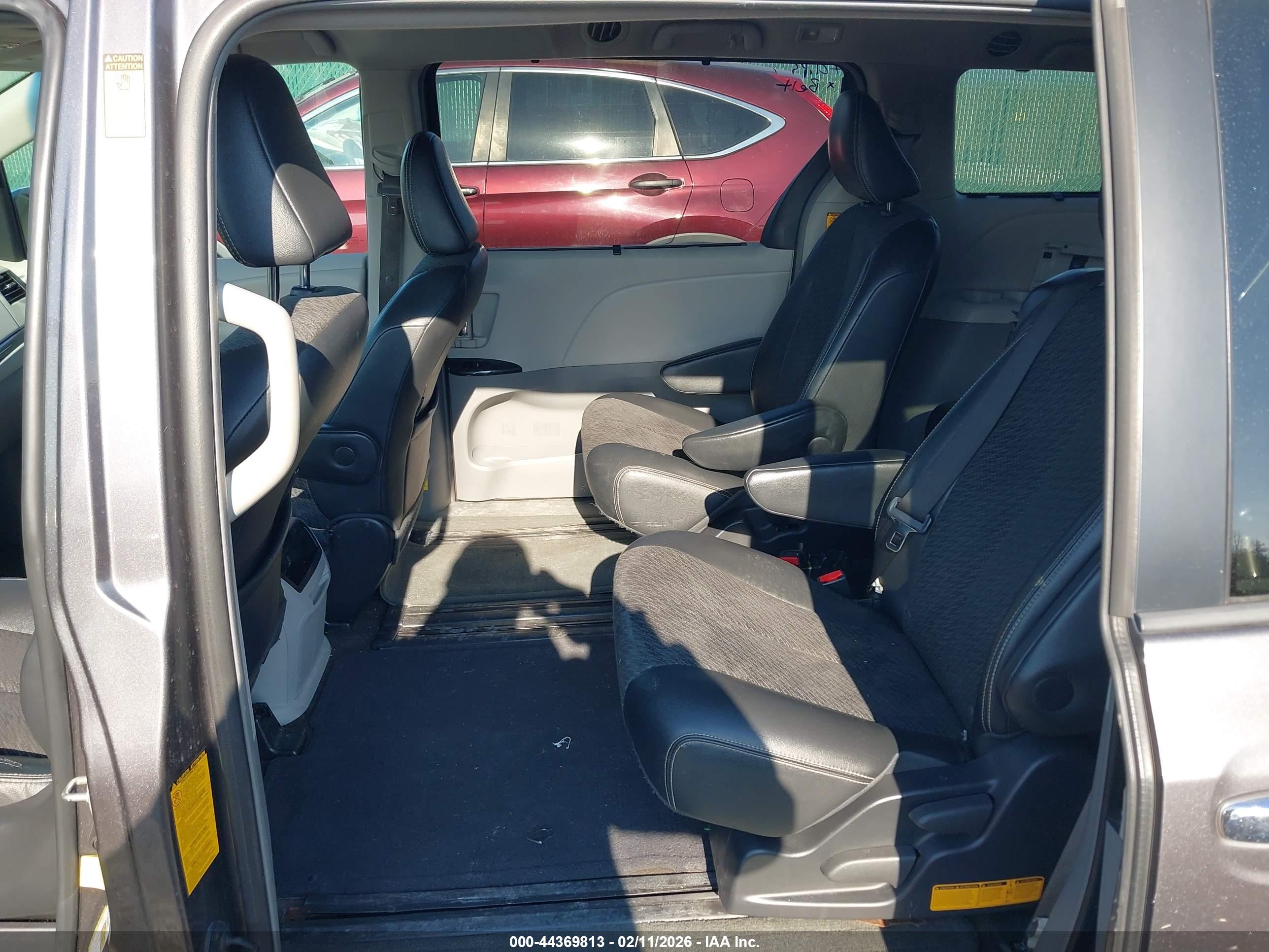 TOYOTA SIENNA image 8