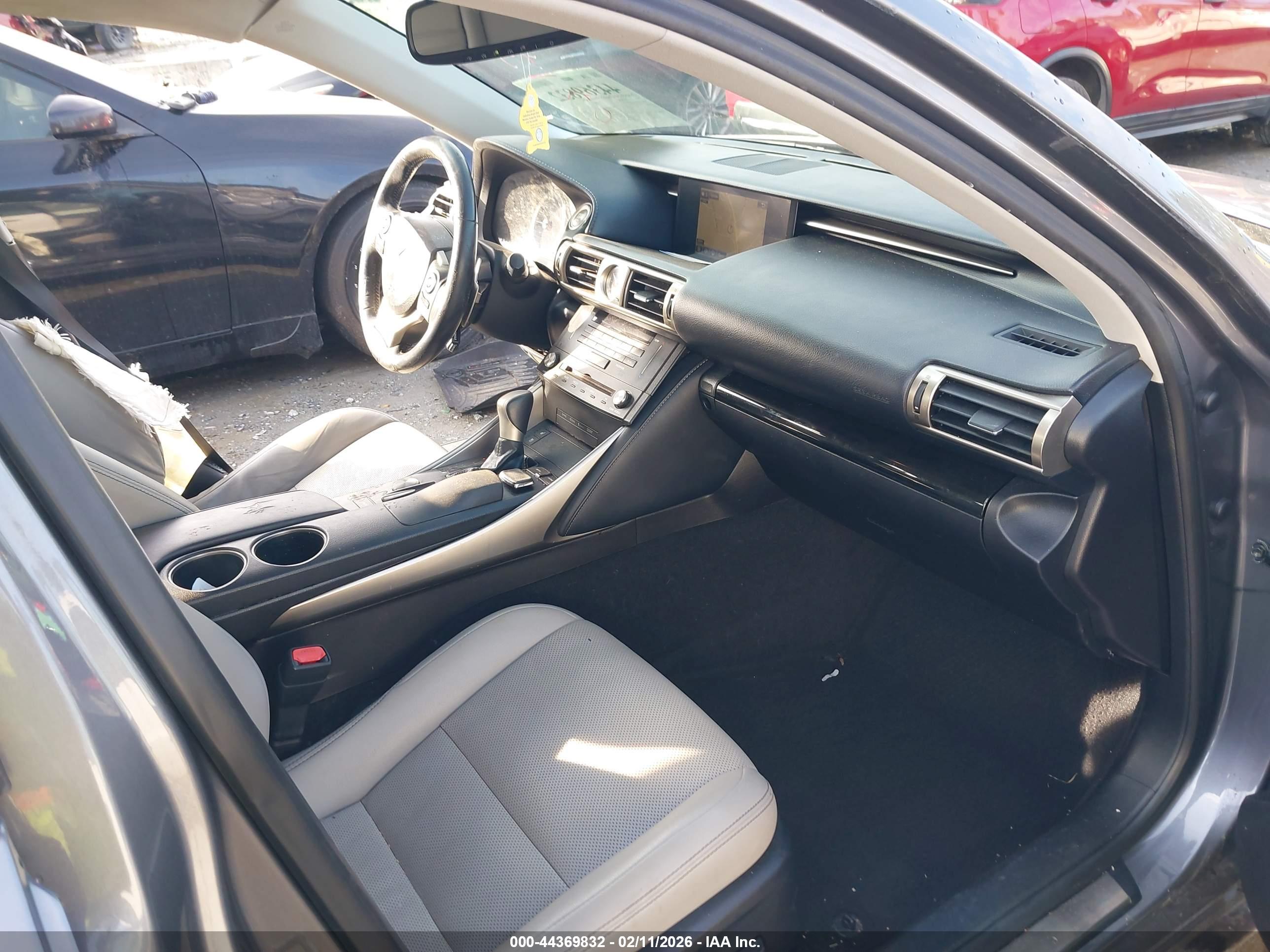 LEXUS IS image 5
