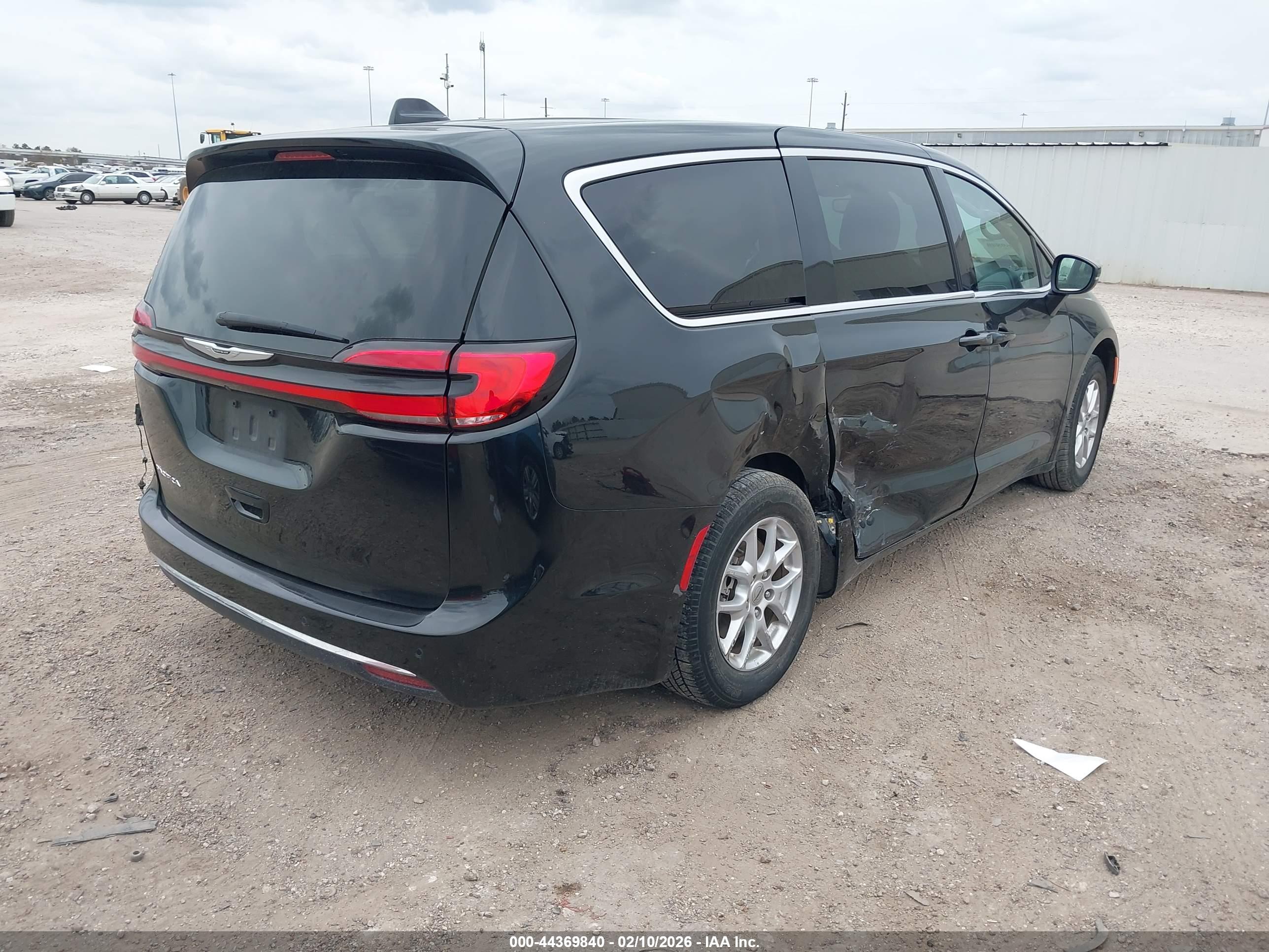 CHRYSLER PACIFICA image 4
