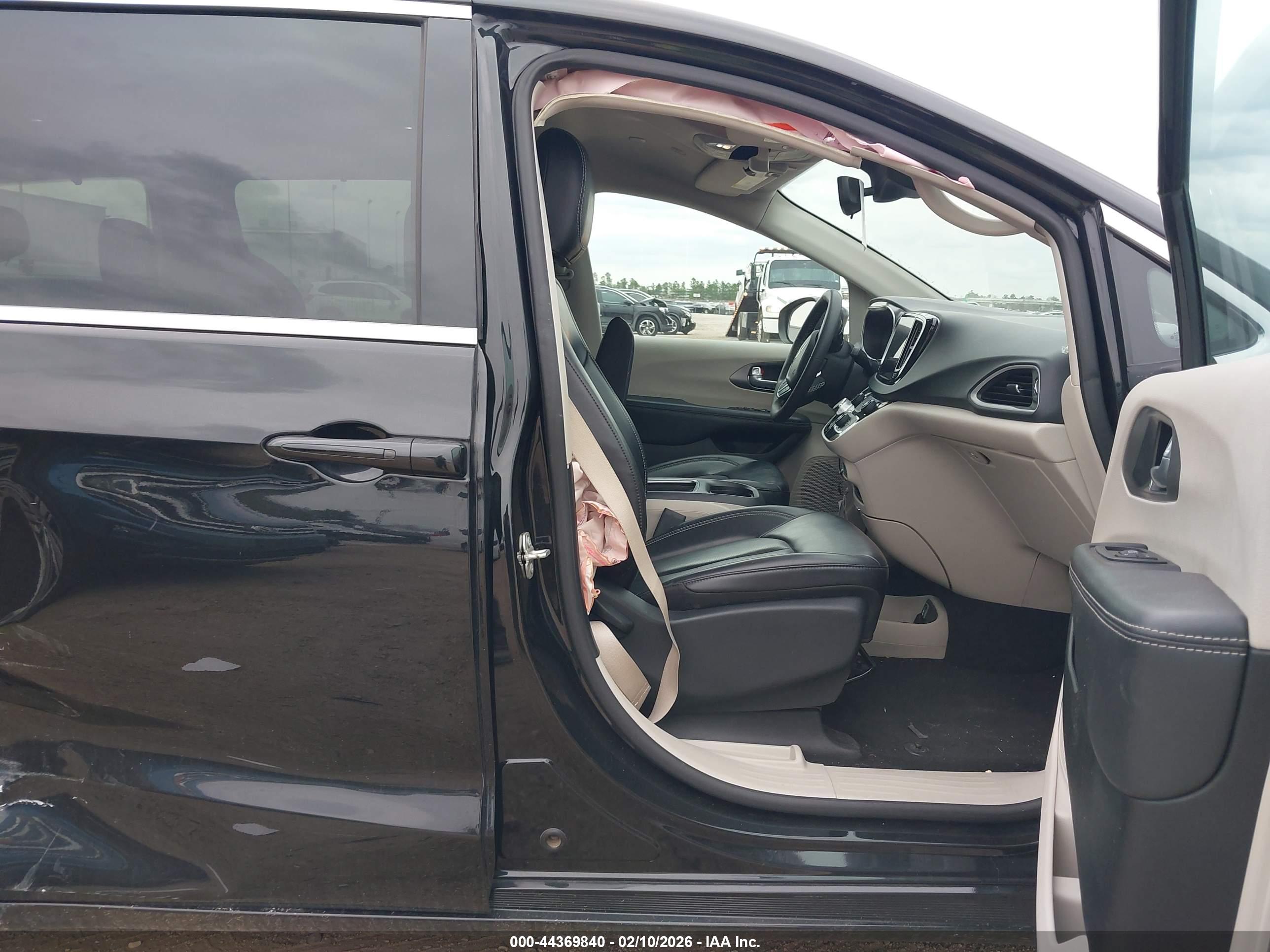 CHRYSLER PACIFICA image 5