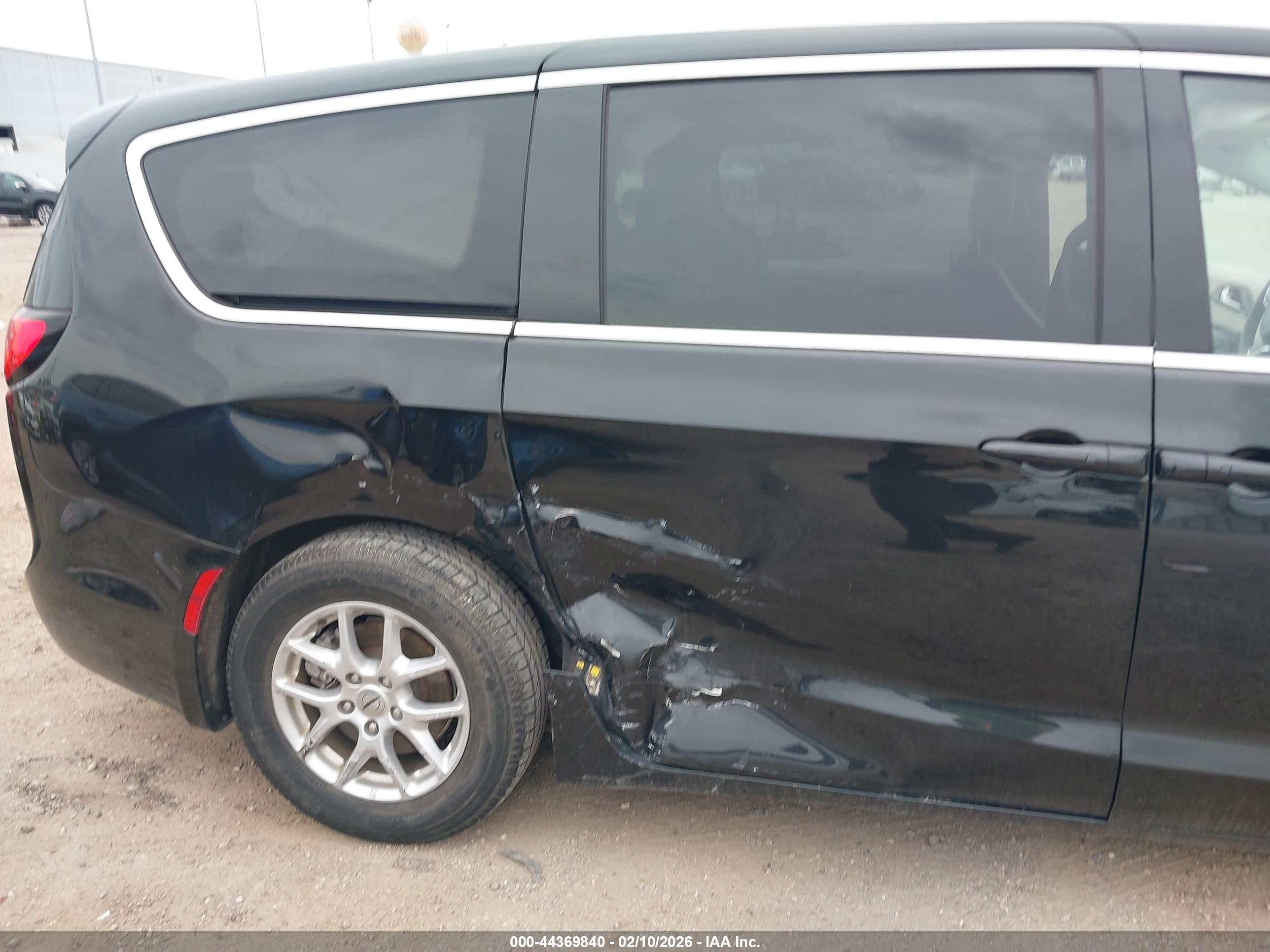 CHRYSLER PACIFICA image 6