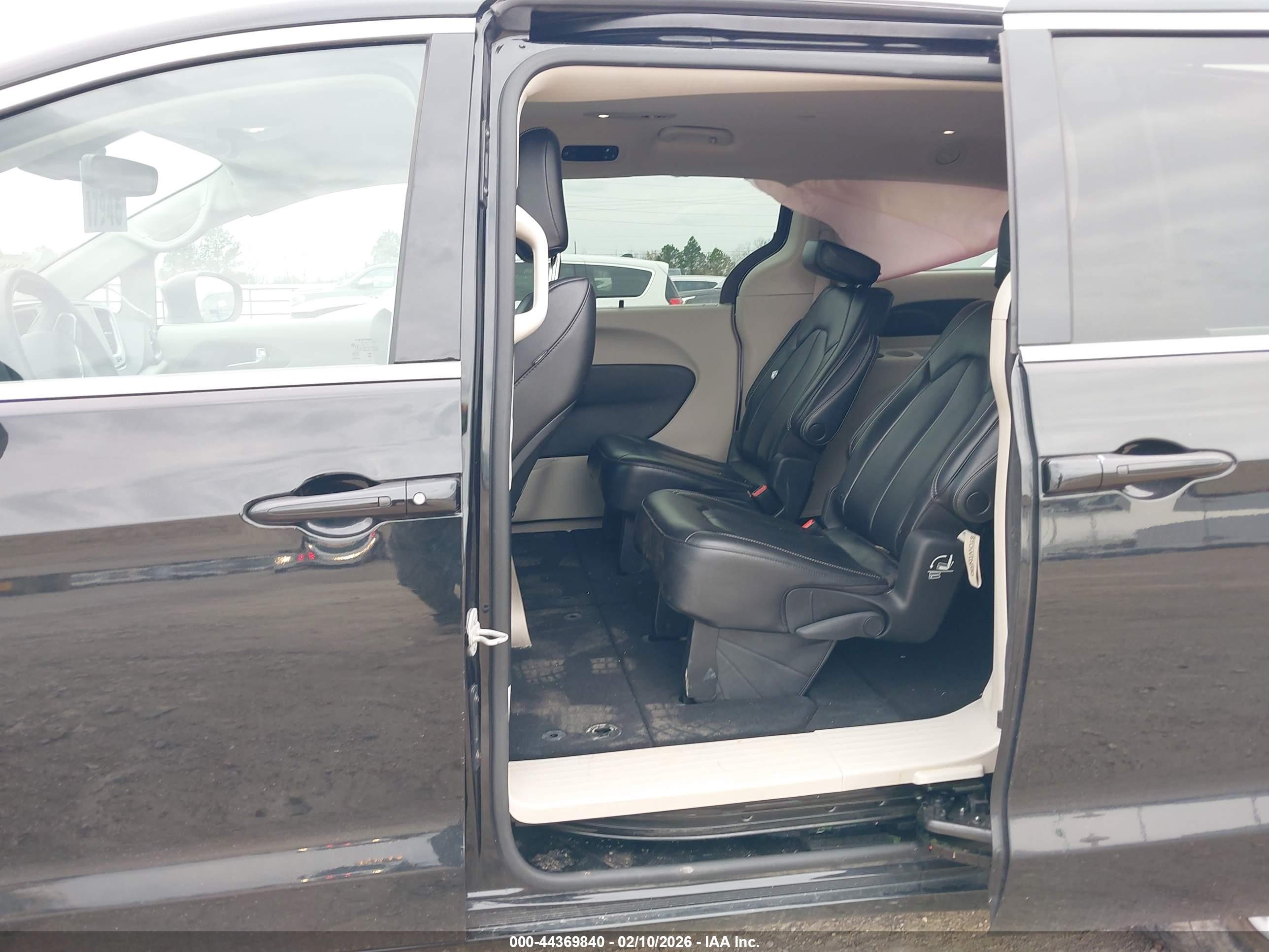 CHRYSLER PACIFICA image 8