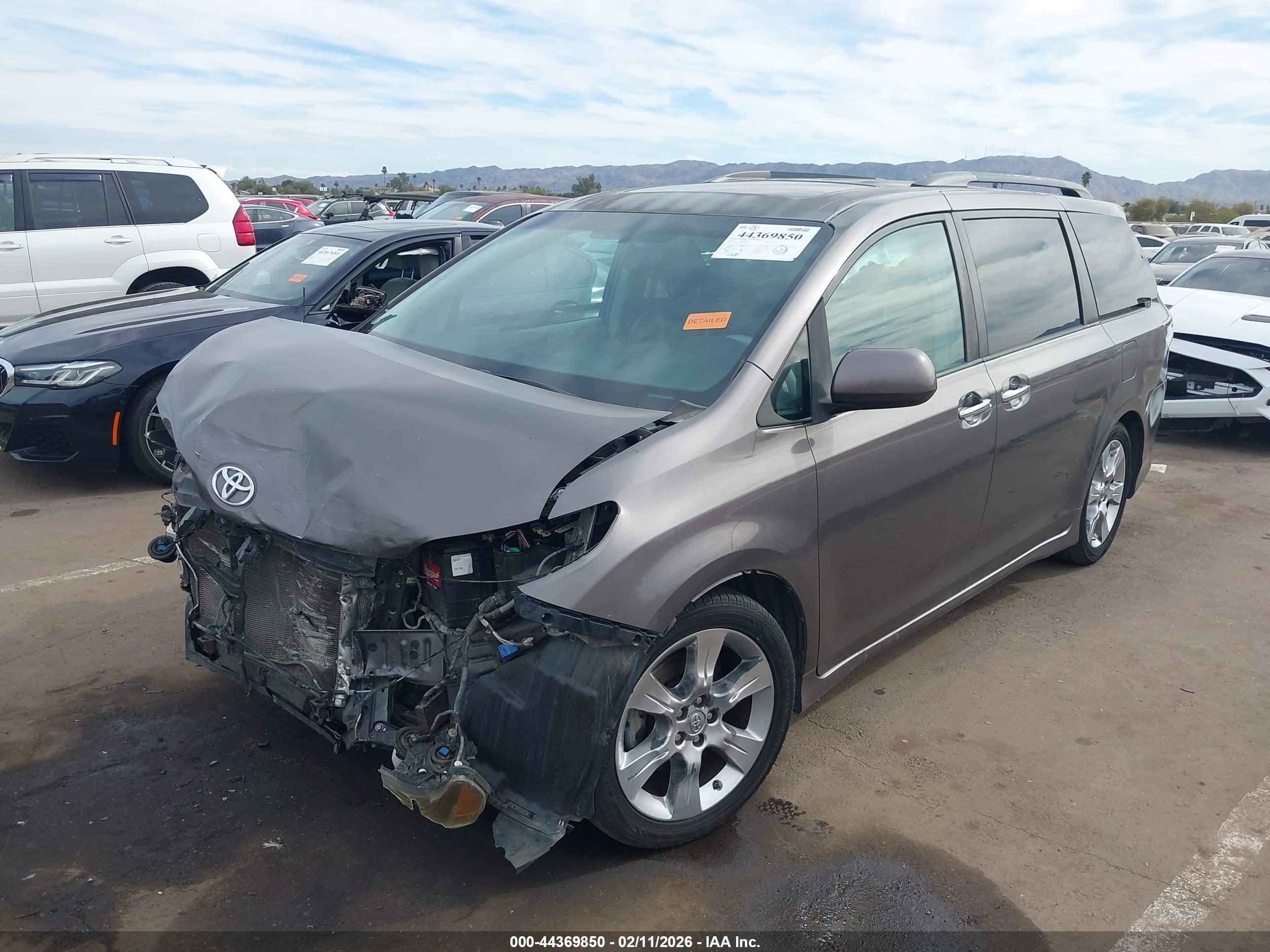 TOYOTA SIENNA image 2