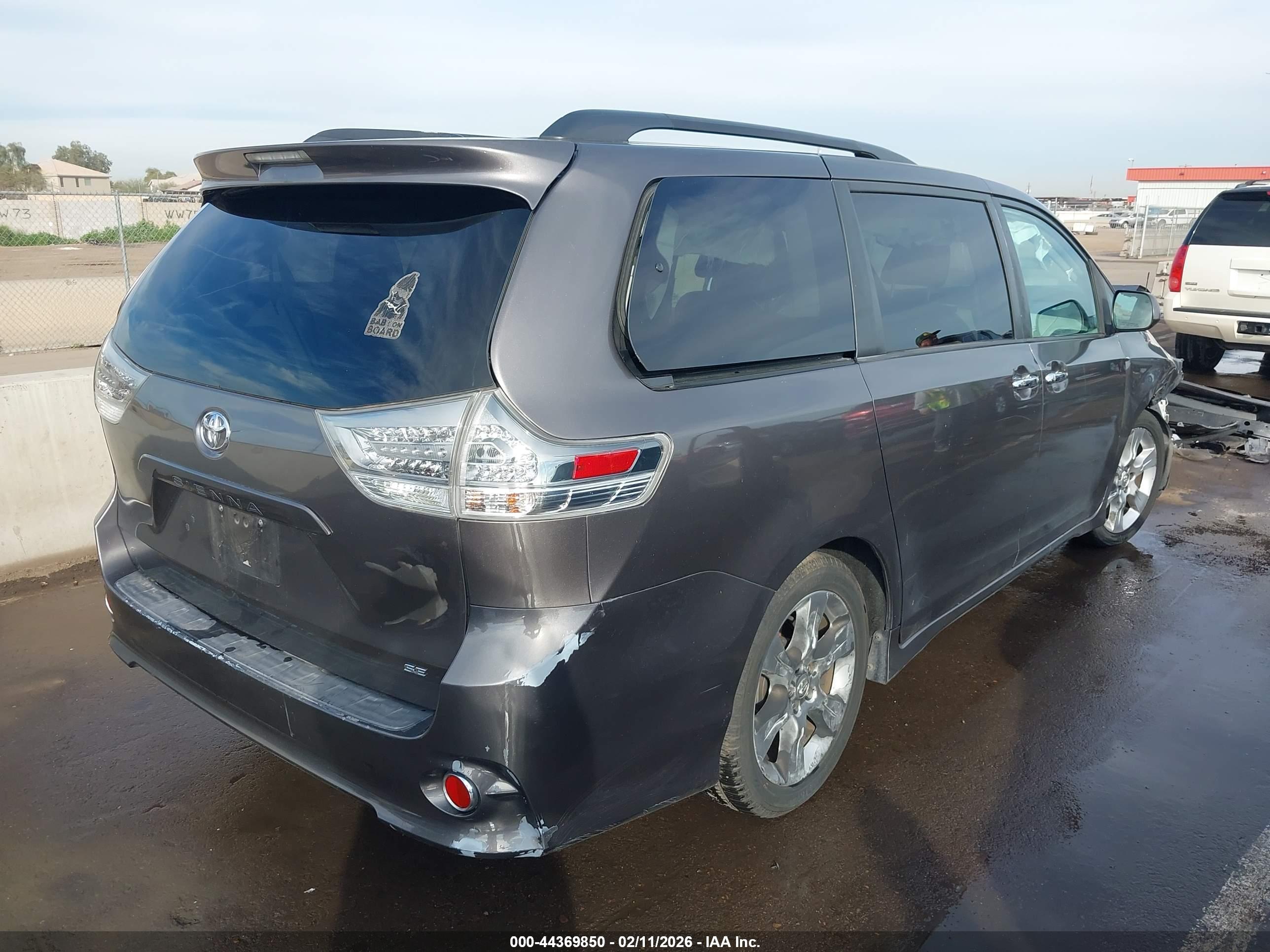 TOYOTA SIENNA image 4