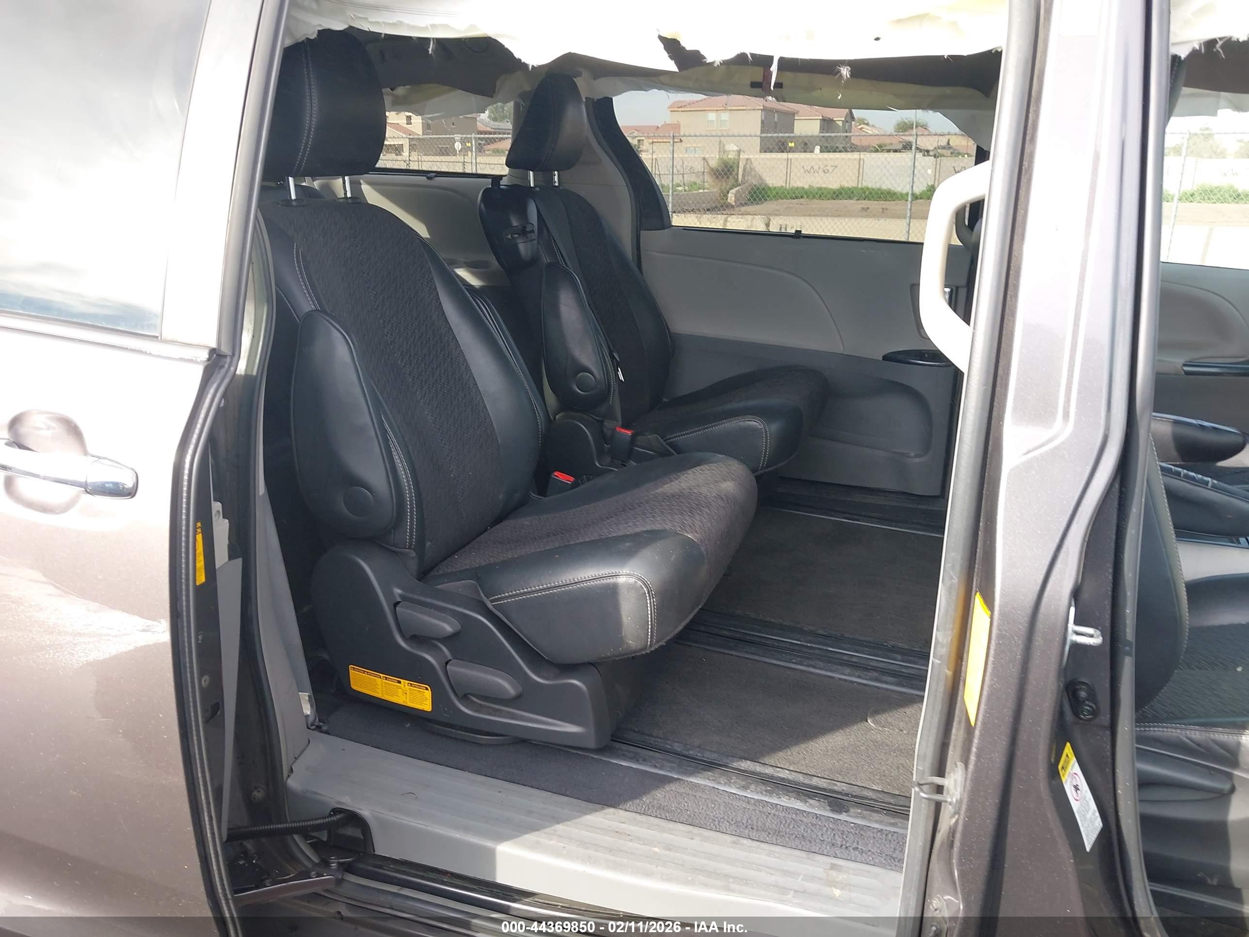 TOYOTA SIENNA image 8