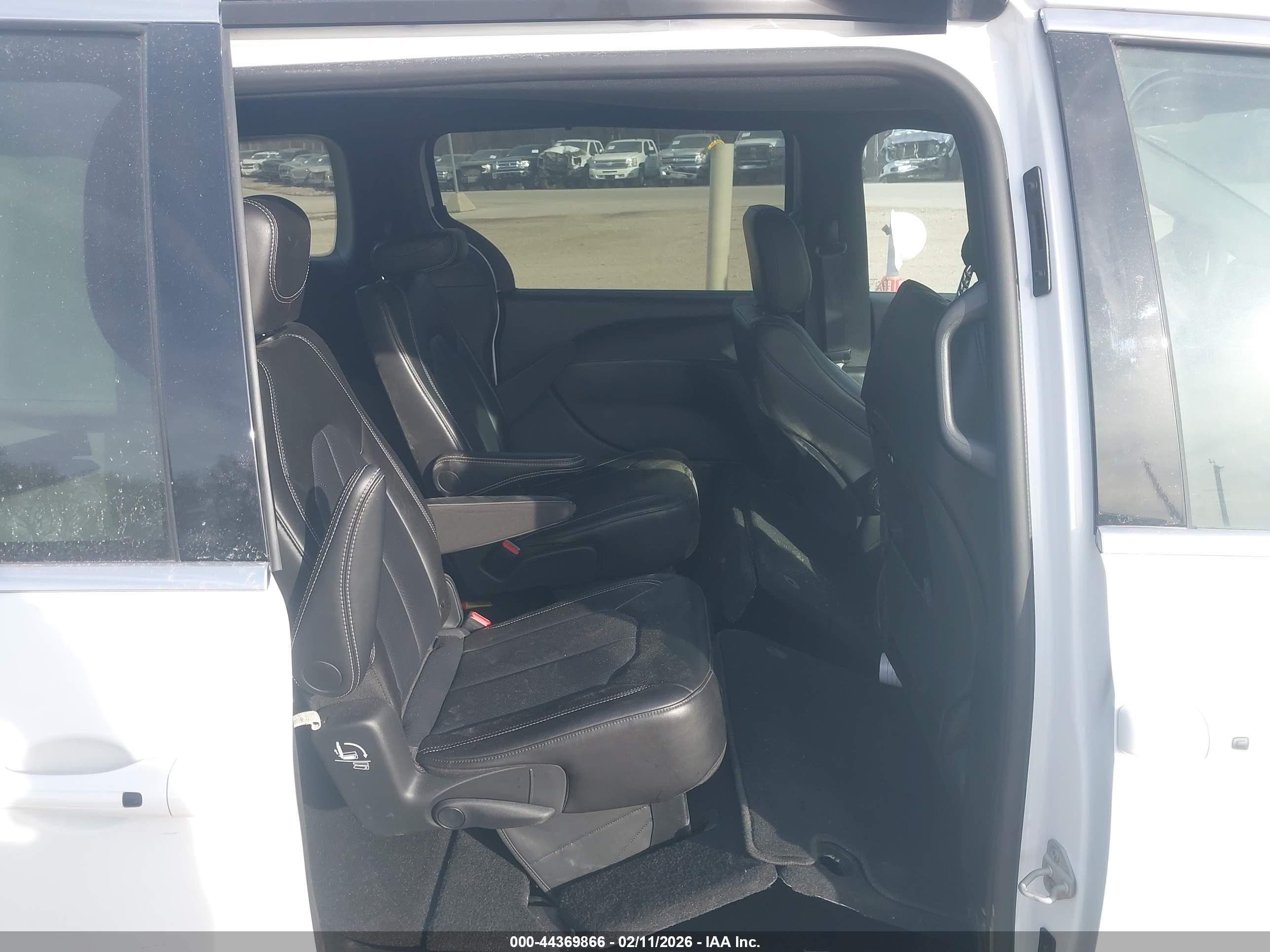 CHRYSLER PACIFICA image 8