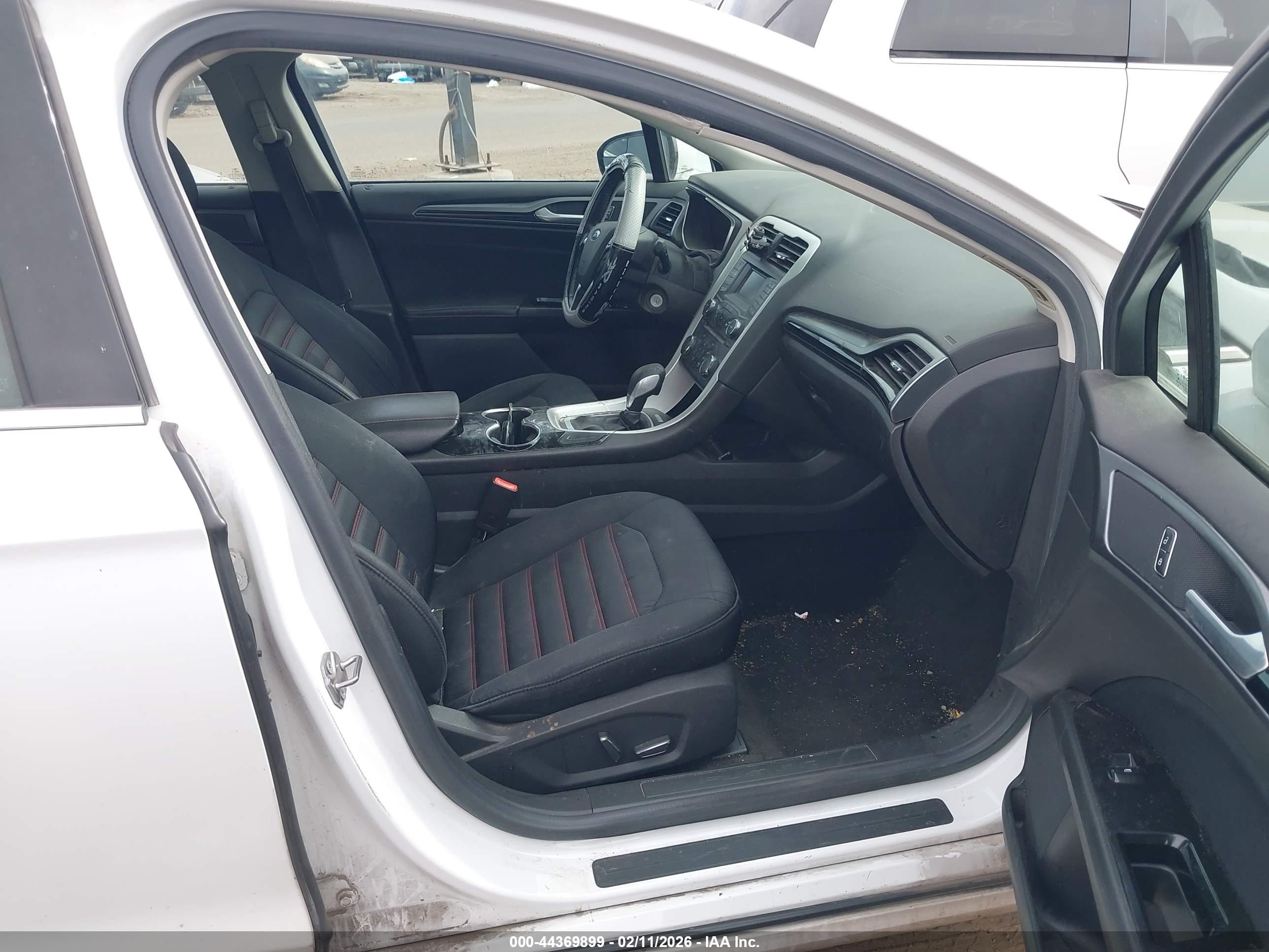 FORD FUSION image 5