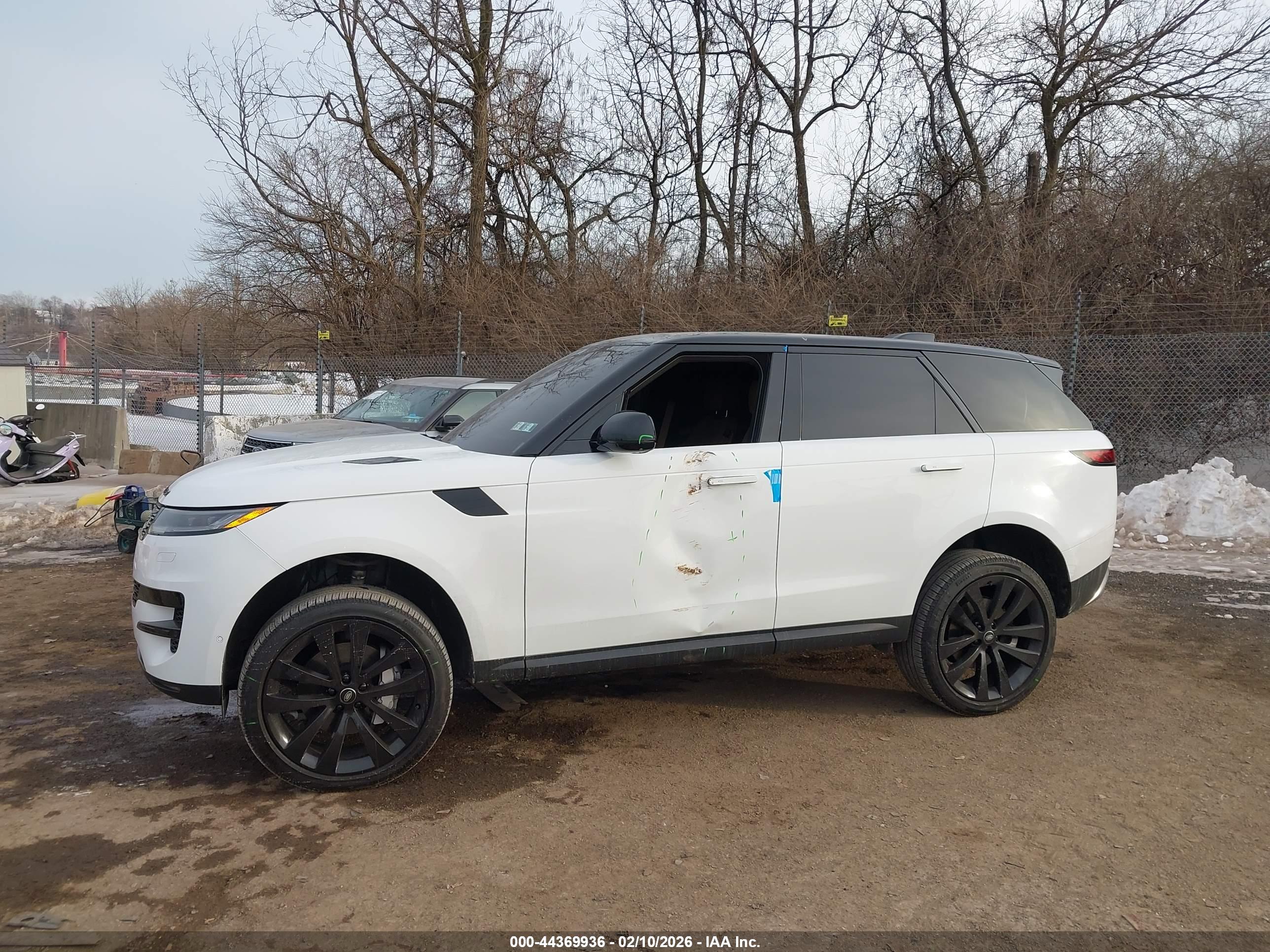 LAND ROVER image 6