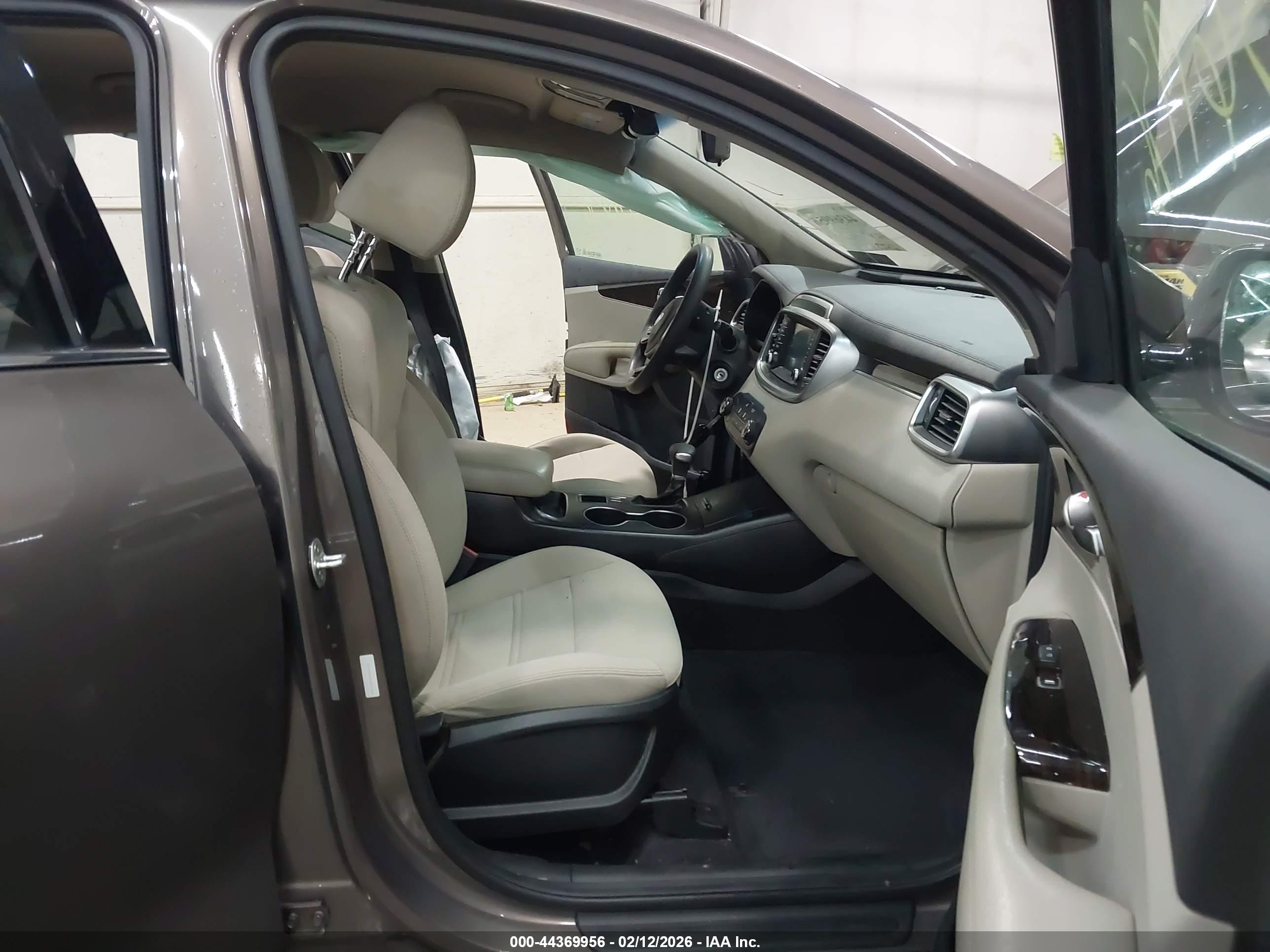 KIA SORENTO image 5