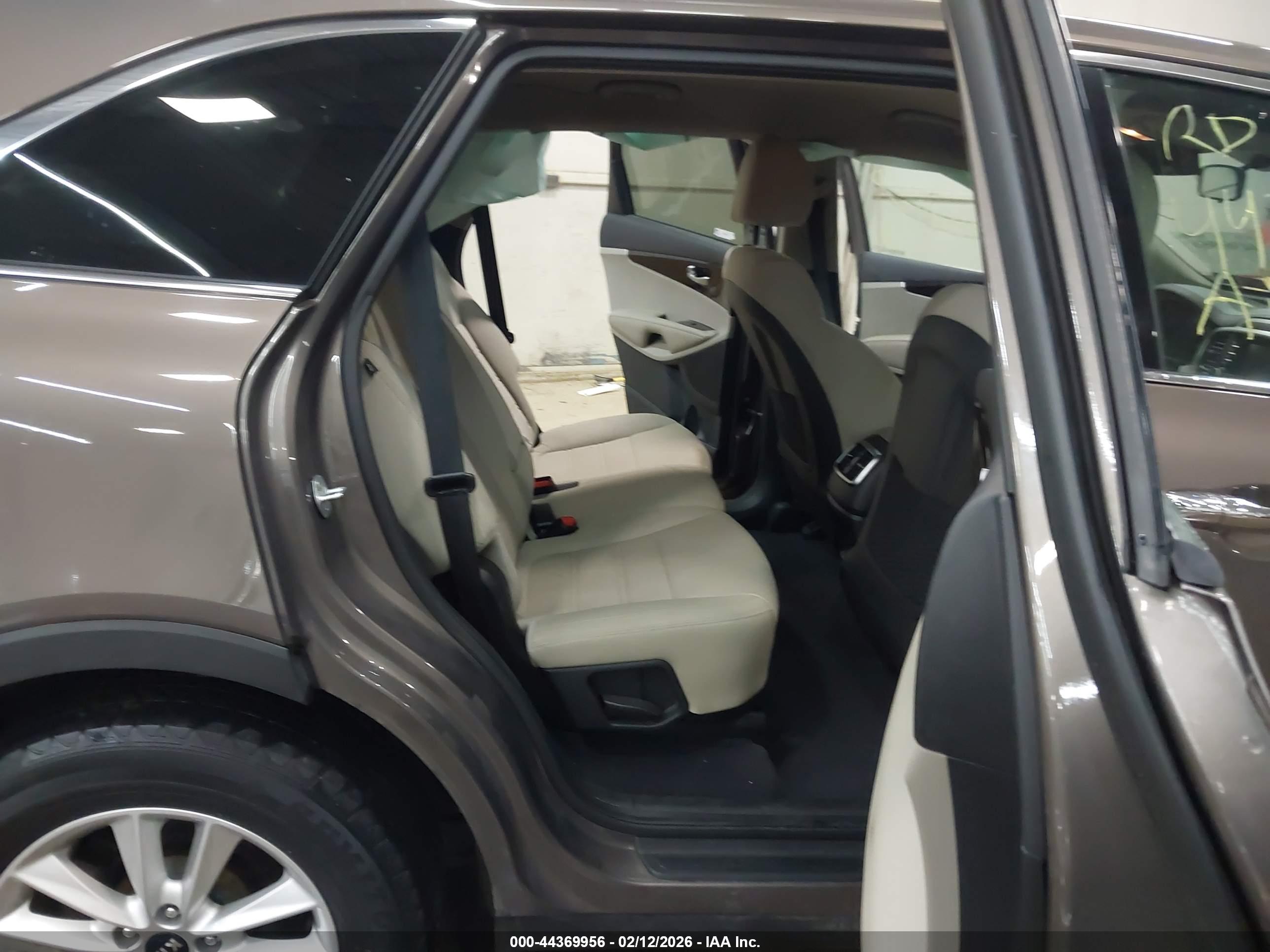 KIA SORENTO image 8
