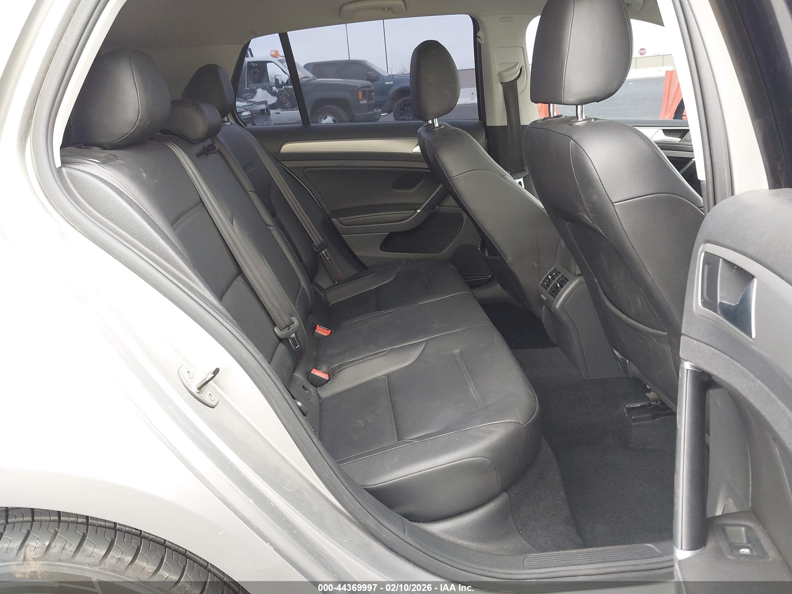 VOLKSWAGEN GOLF image 8