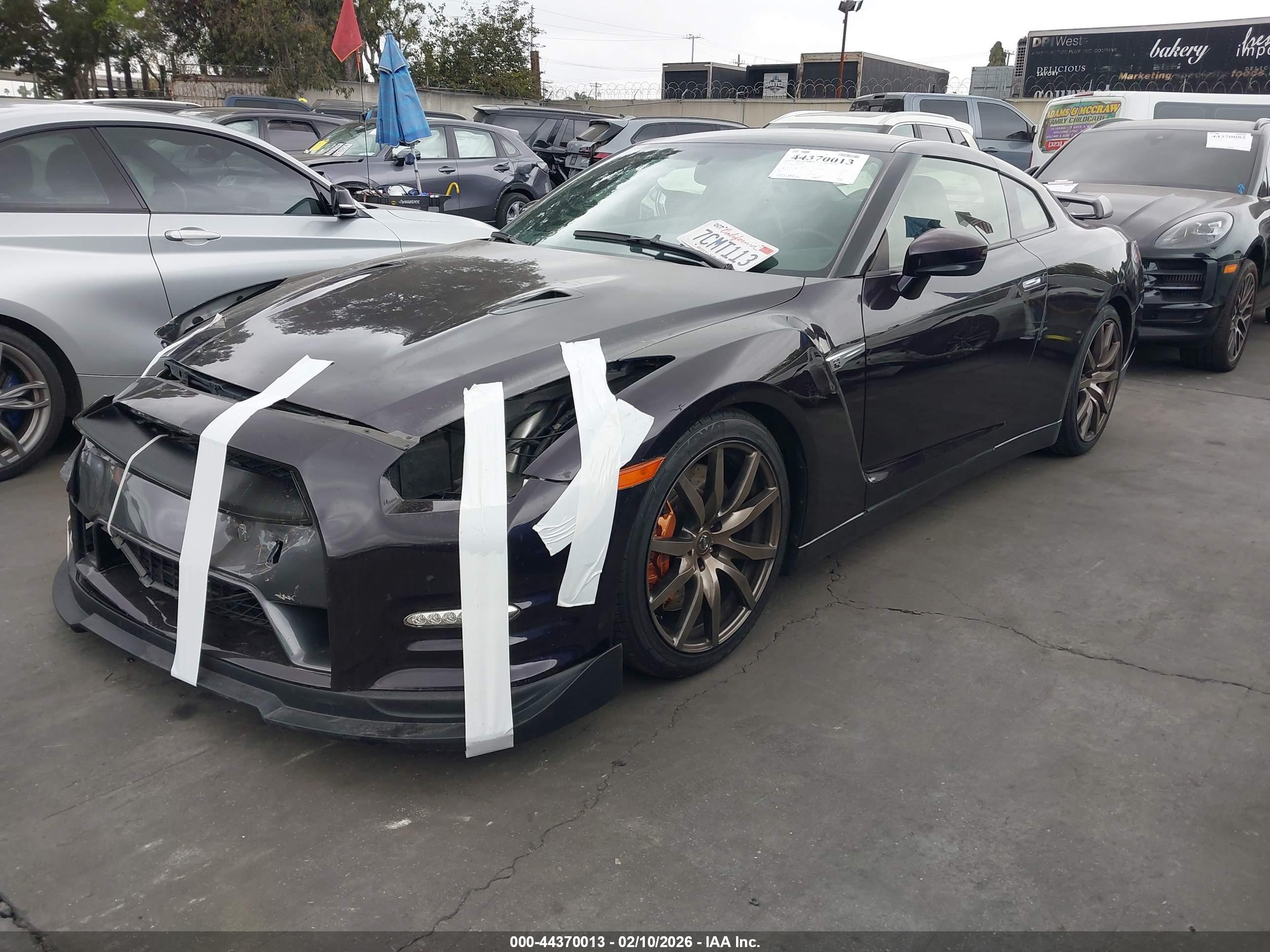 NISSAN GT-R image 2